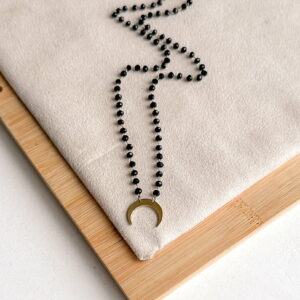 Naszyjniki z czarnych koralików z księżycem