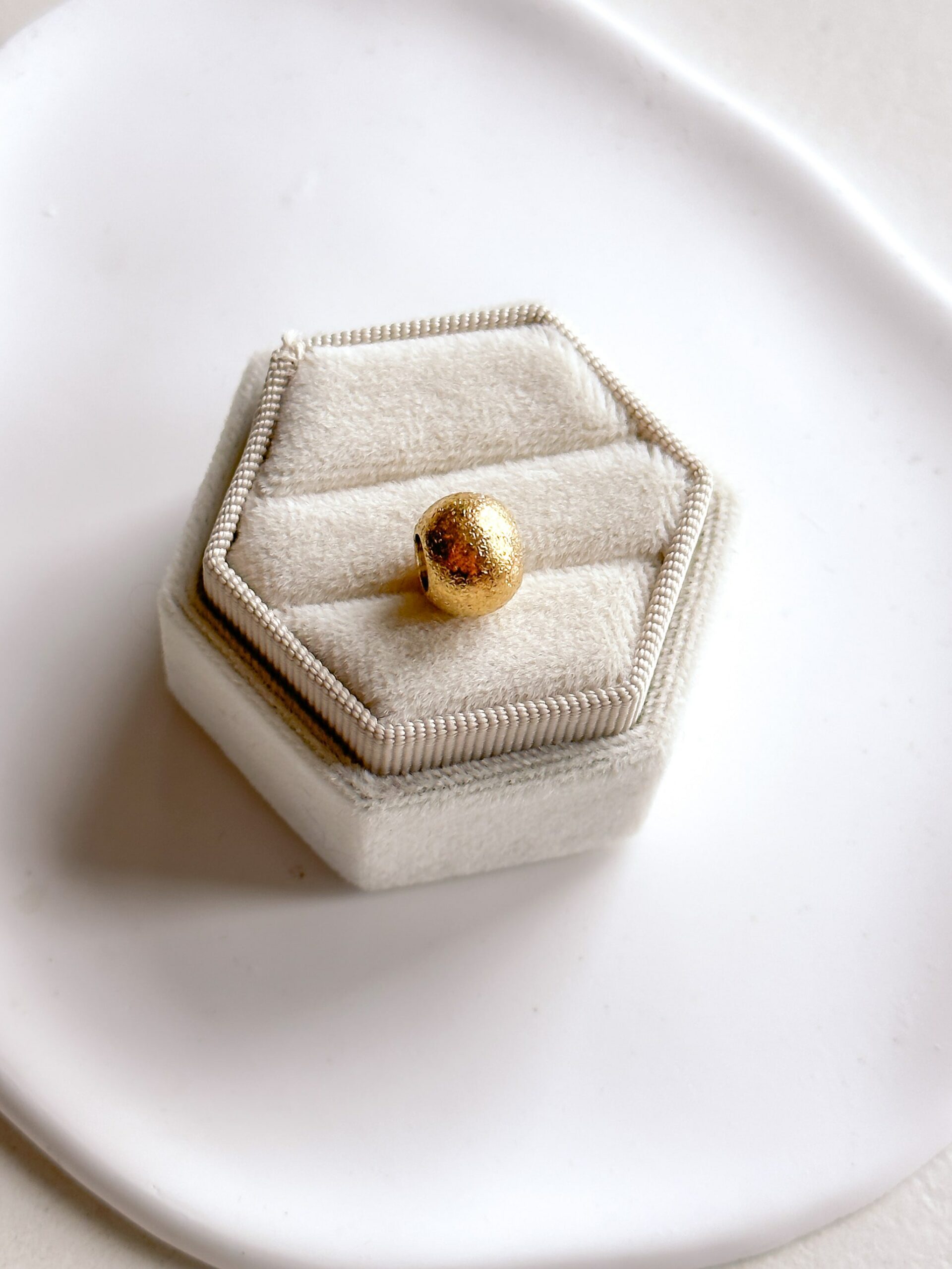 Zawieszka do bransoletki kulka satynowana