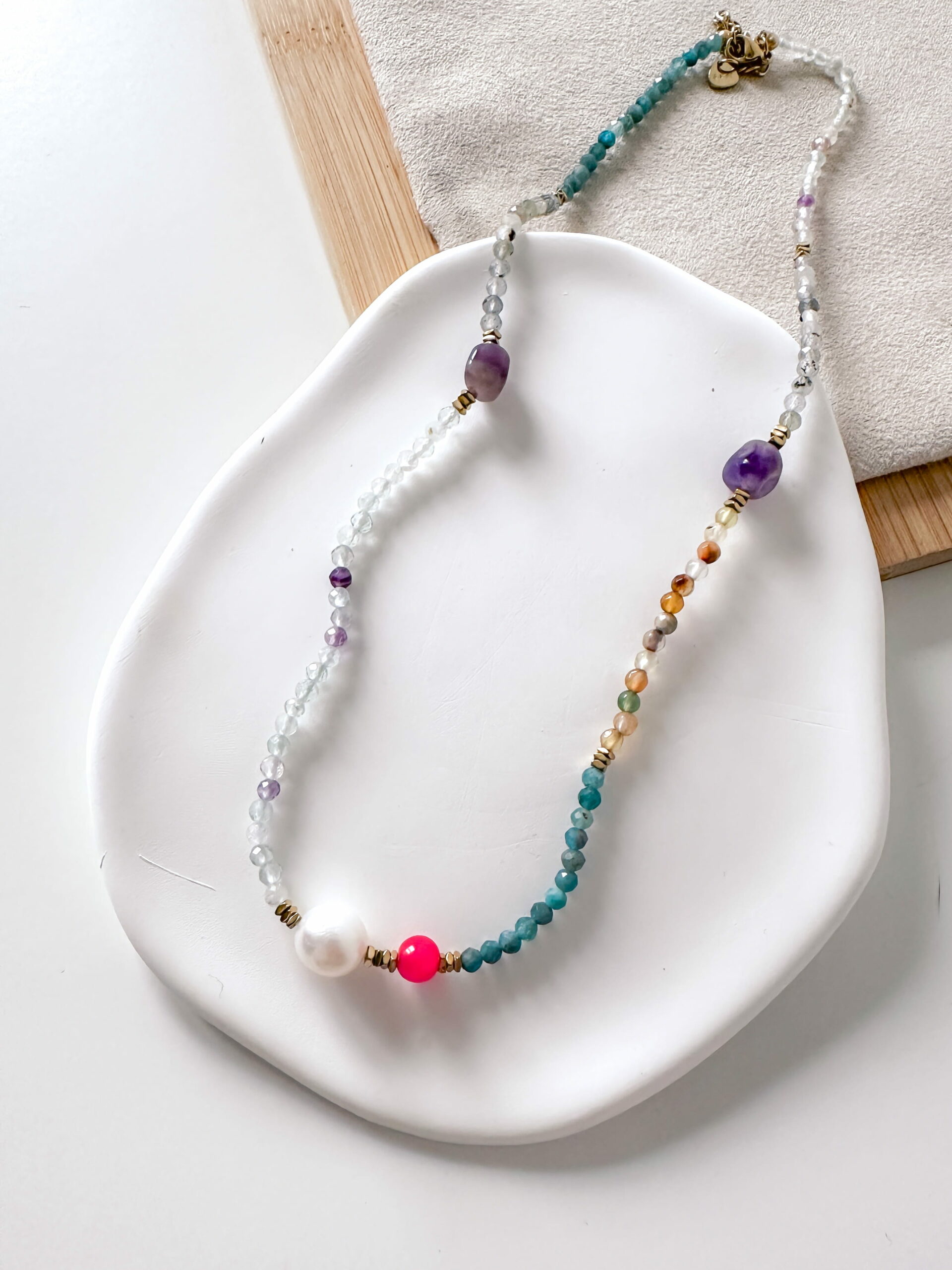 Naszyjnik choker kamienie fluoryt, apatyt, ametyst, perła - obrazek 3