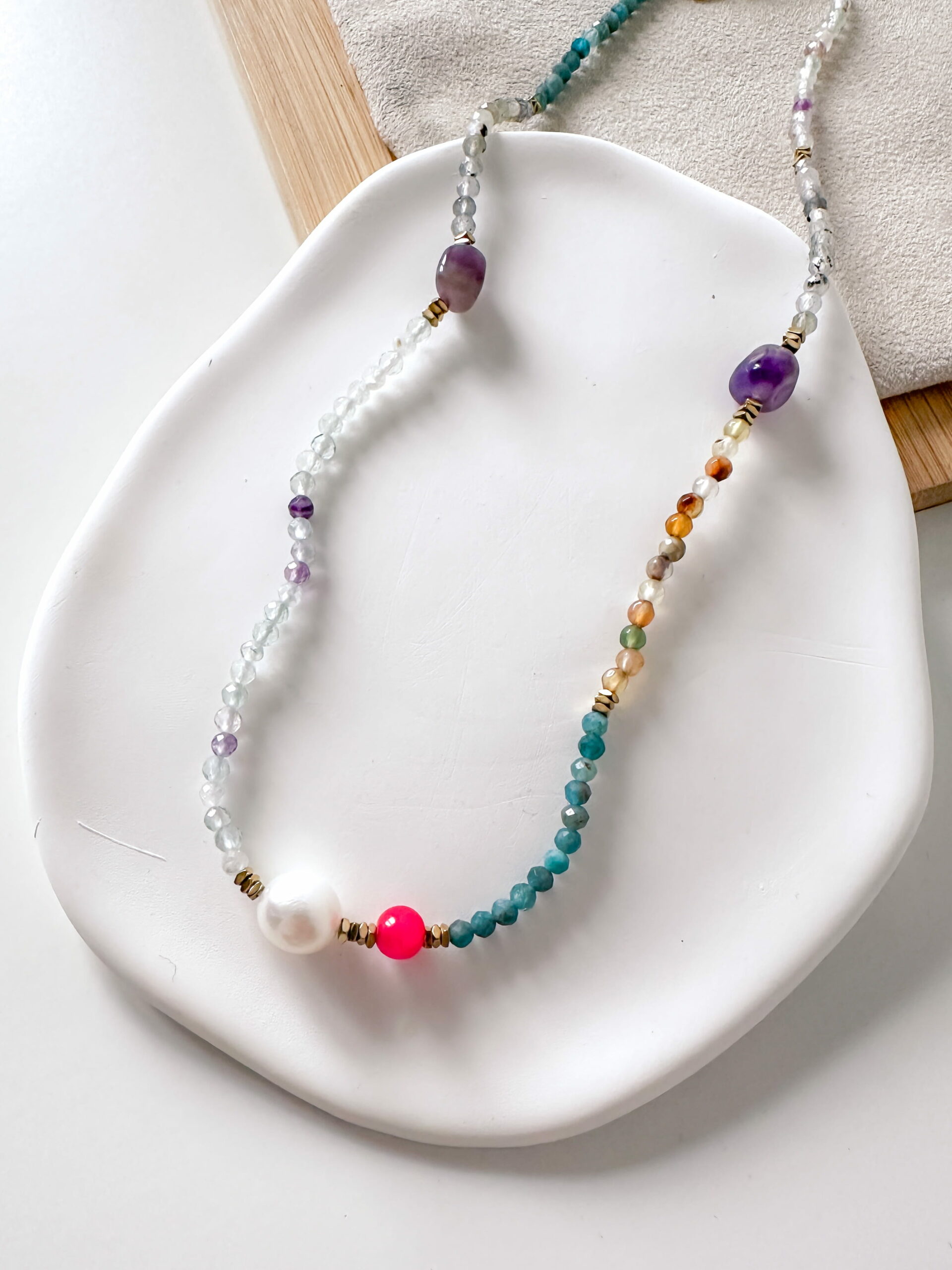 Naszyjnik choker kamienie fluoryt, apatyt, ametyst, perła