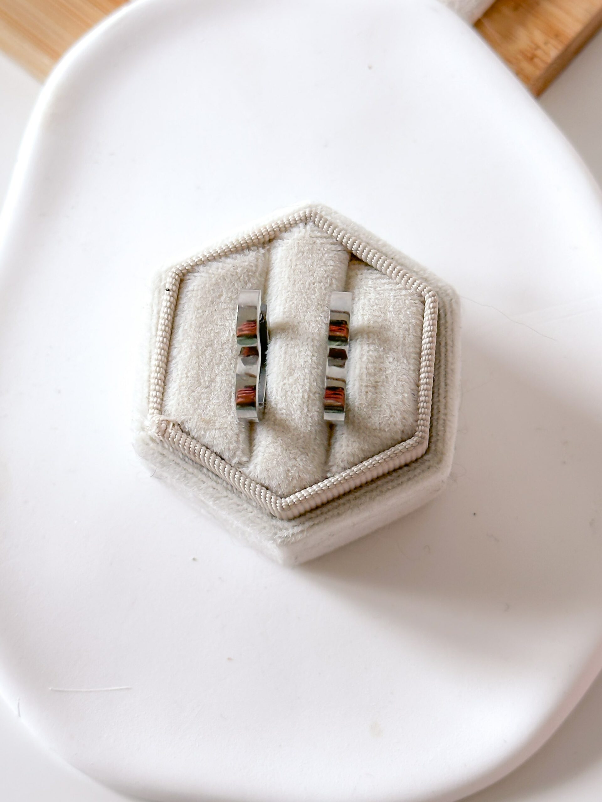 Kolczyki serca kształt w kolorze srebrnym - obrazek 3