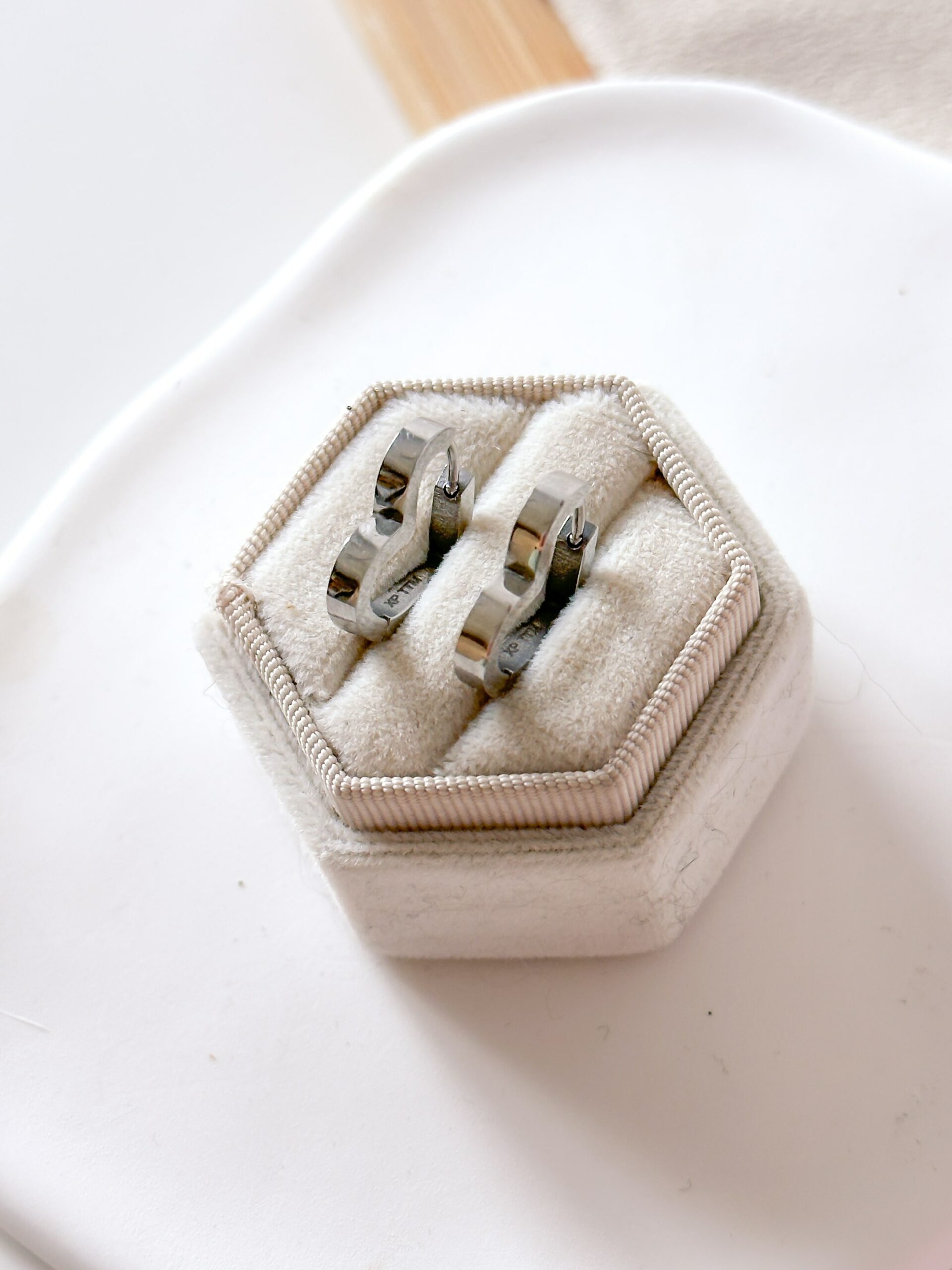 Kolczyki serca kształt w kolorze srebrnym