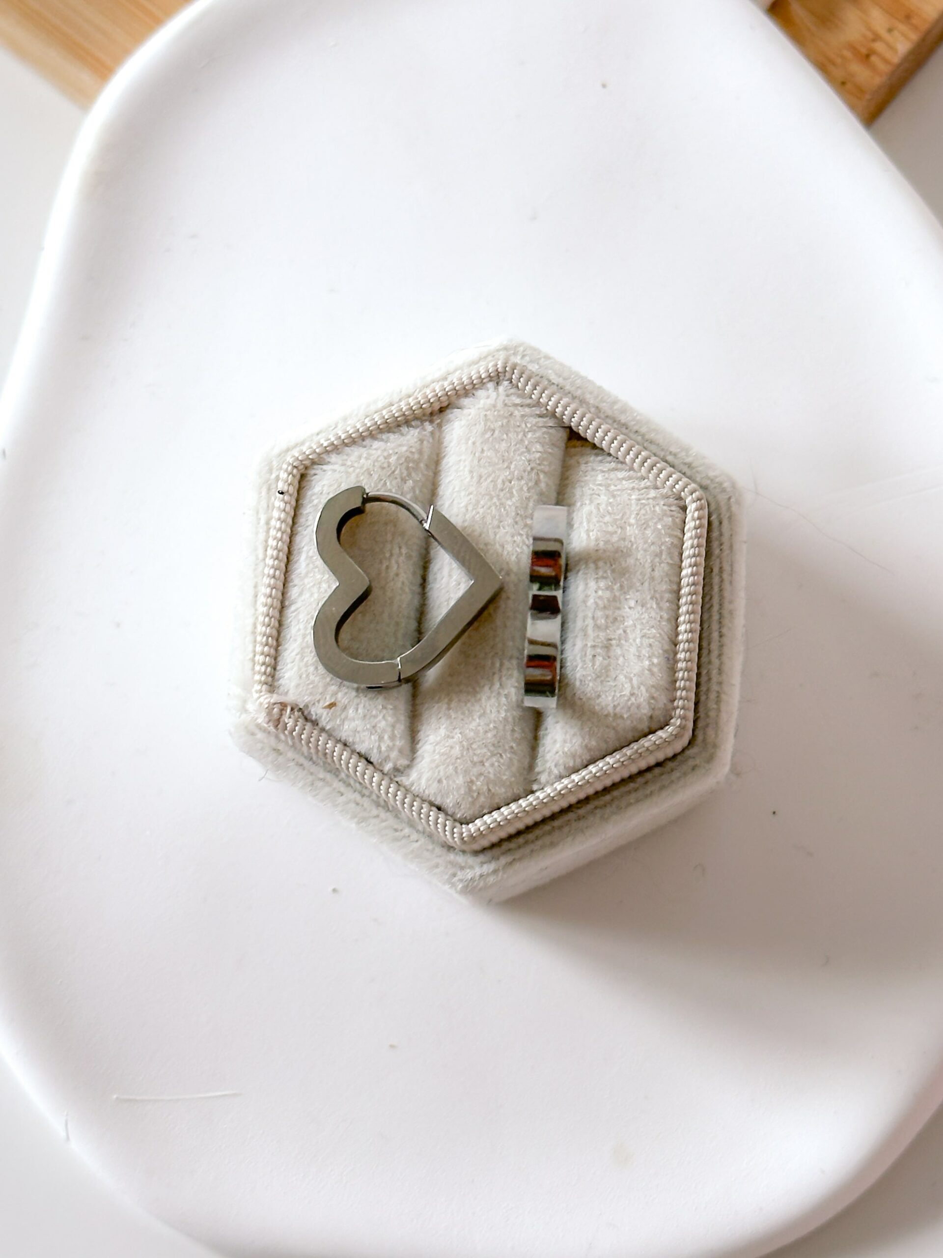 Kolczyki serca kształt w kolorze srebrnym - obrazek 2