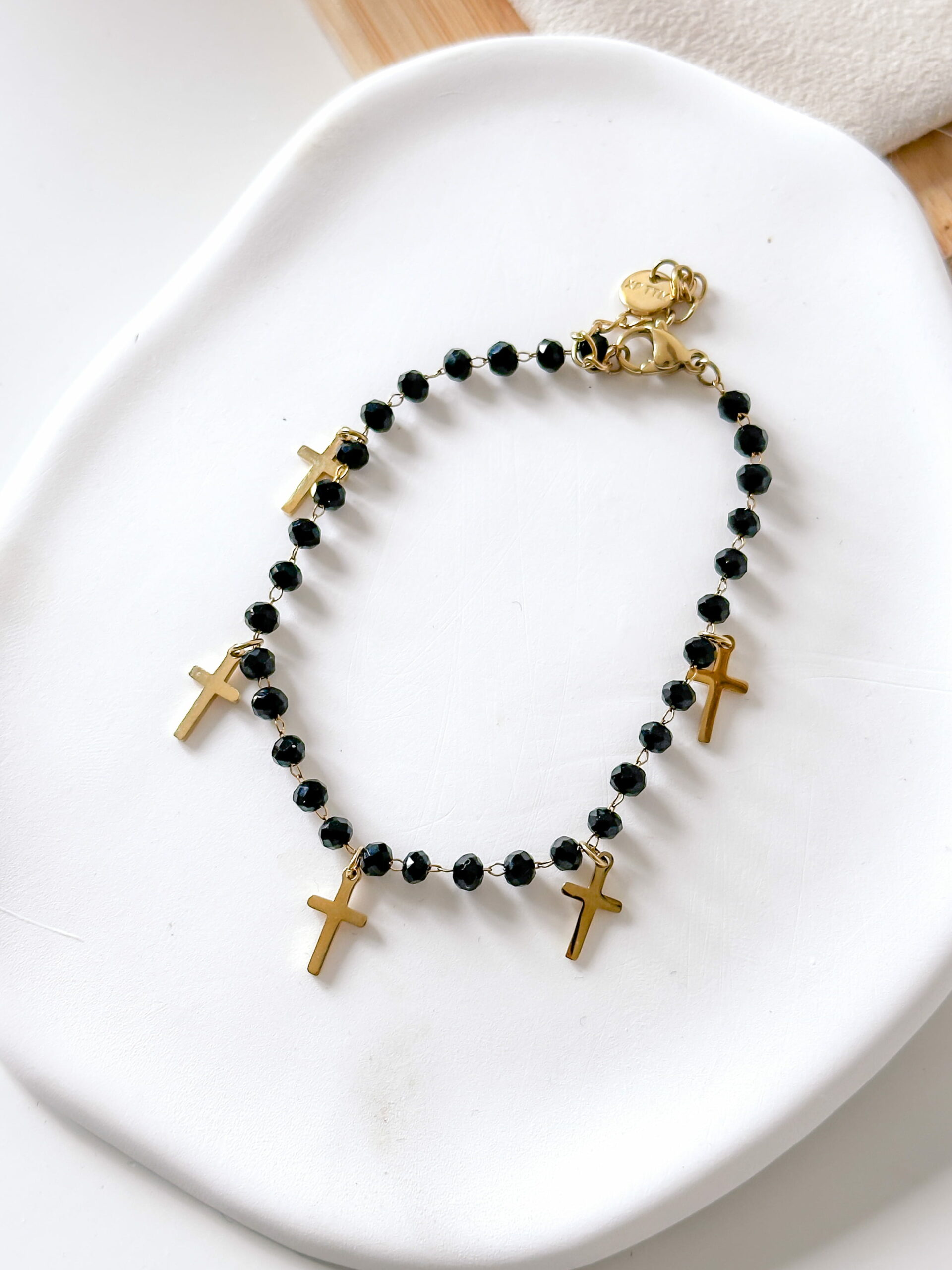 Bransoletka czarne koraliki krzyżyki wiszące - obrazek 2