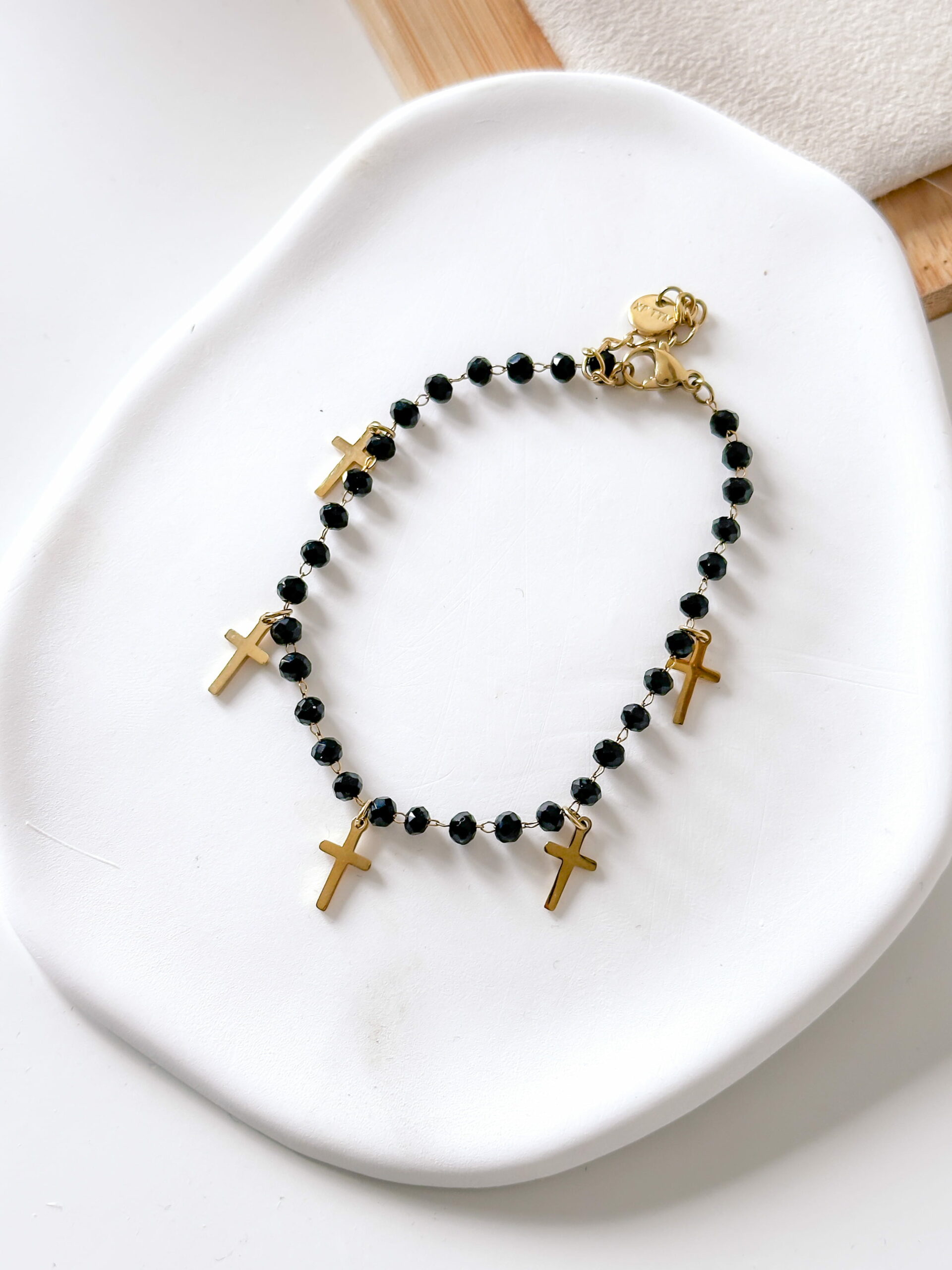 Bransoletka czarne koraliki krzyżyki wiszące