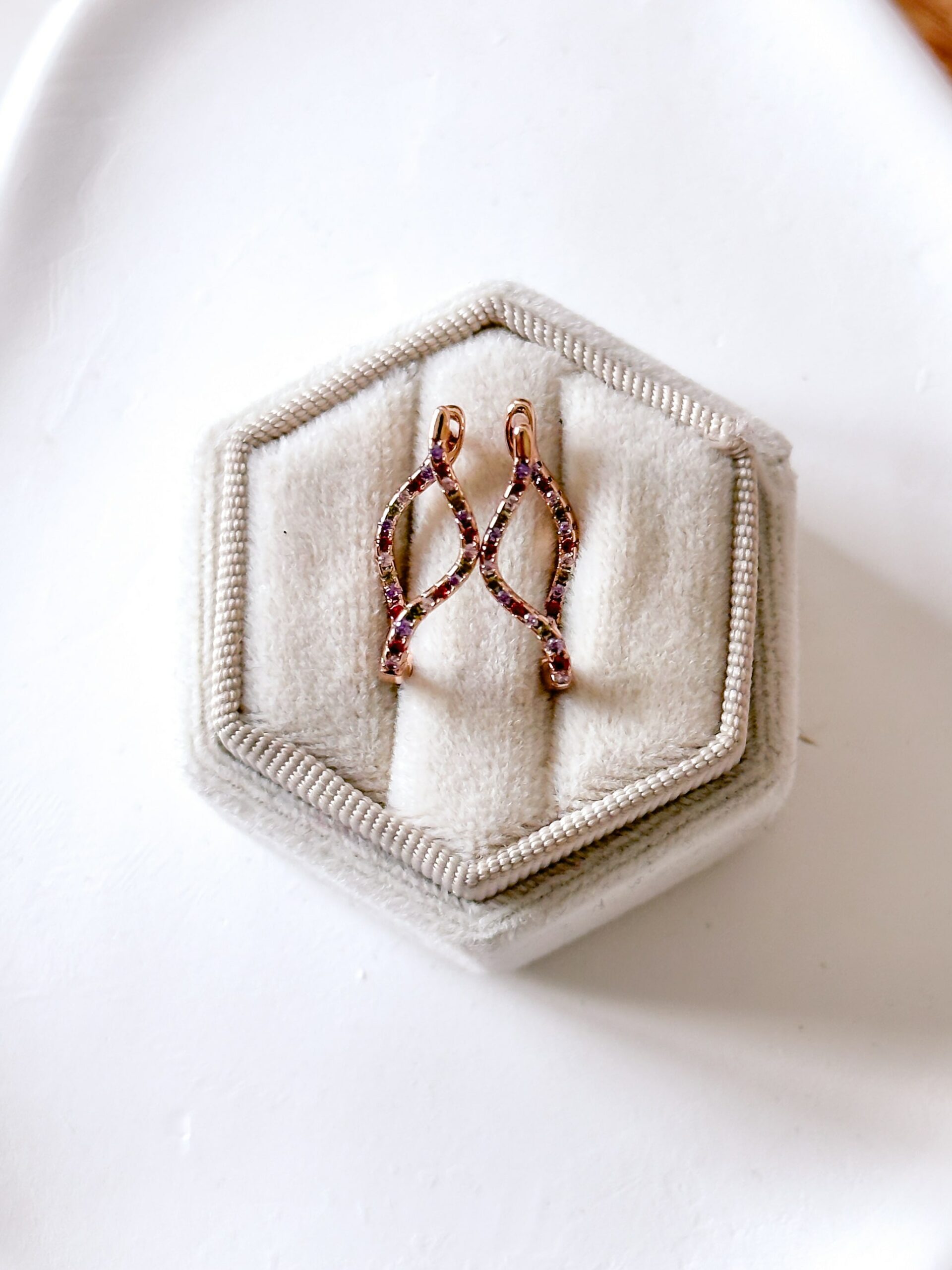 Kolczyki fala kolorowe cyrkonie - obrazek 2