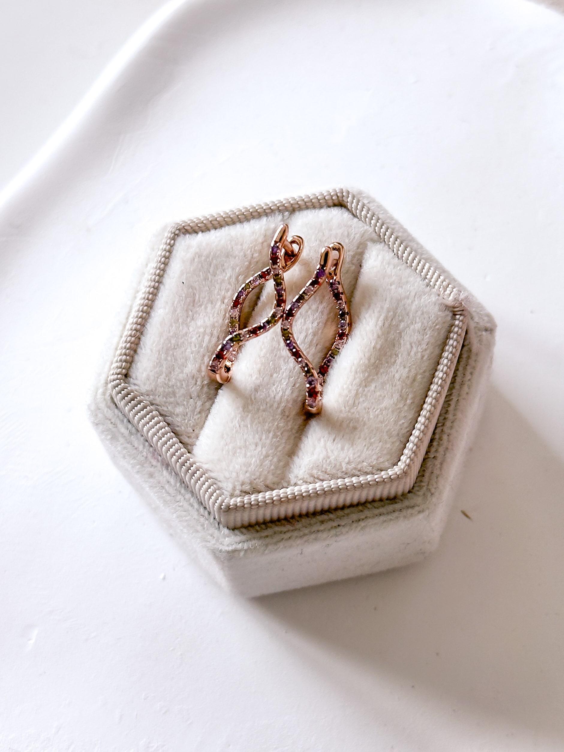 Kolczyki fala kolorowe cyrkonie