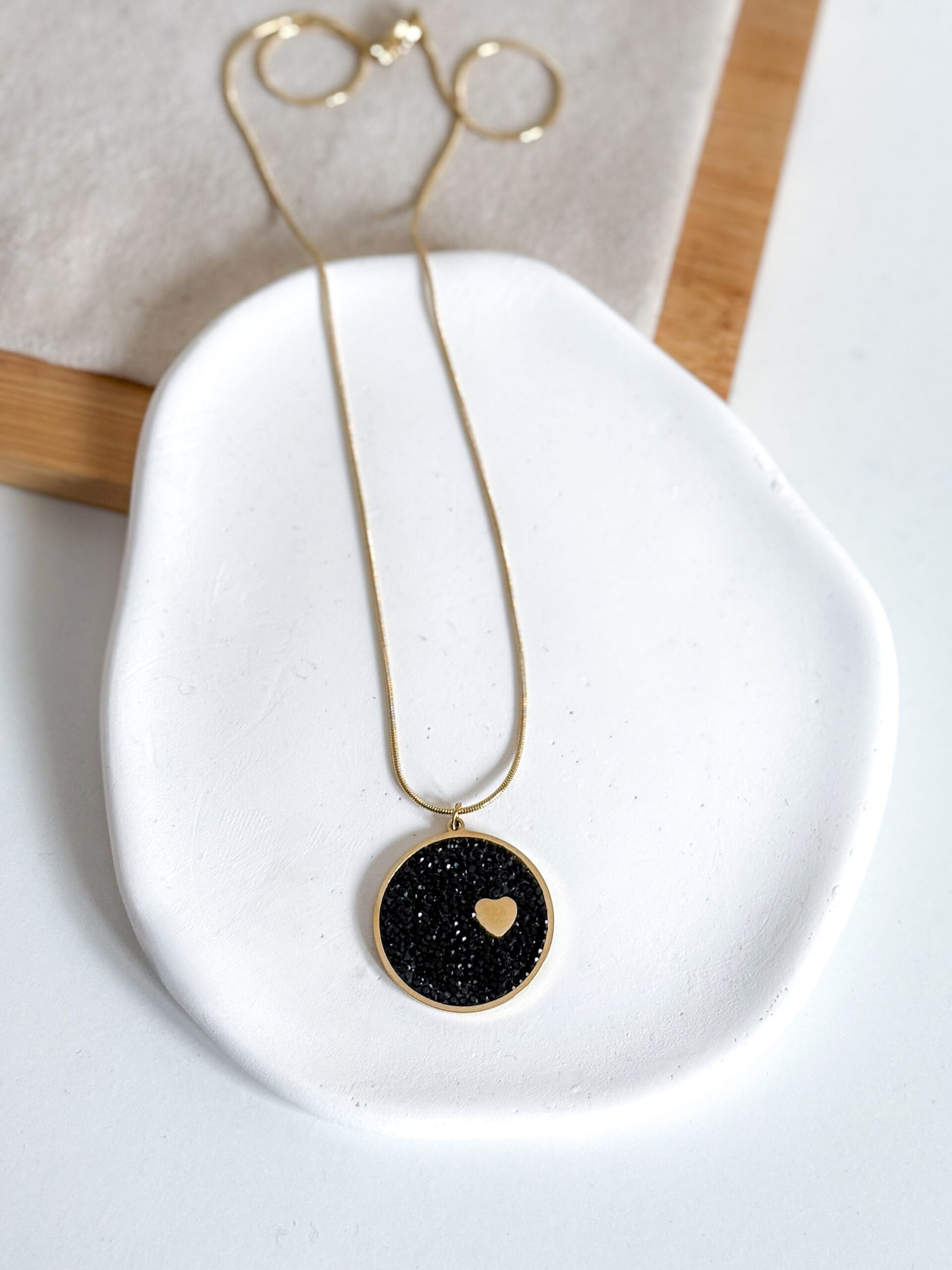 Naszyjnik koło czarne cyrkonie serce