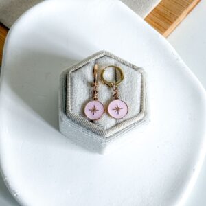 Kolczyki wiszące róże wiatrów różowe emaliowanie