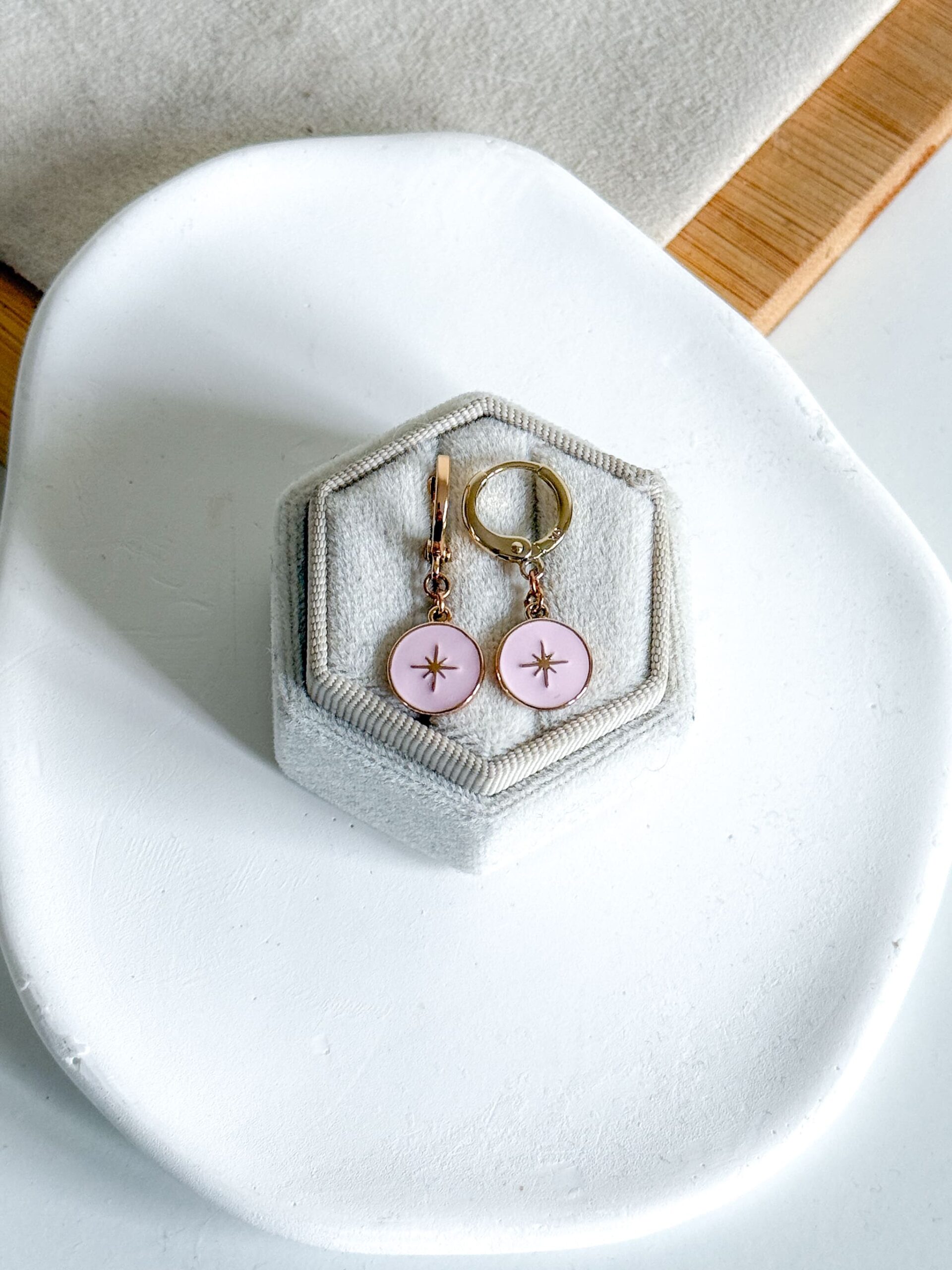 Kolczyki wiszące róże wiatrów różowe emaliowanie