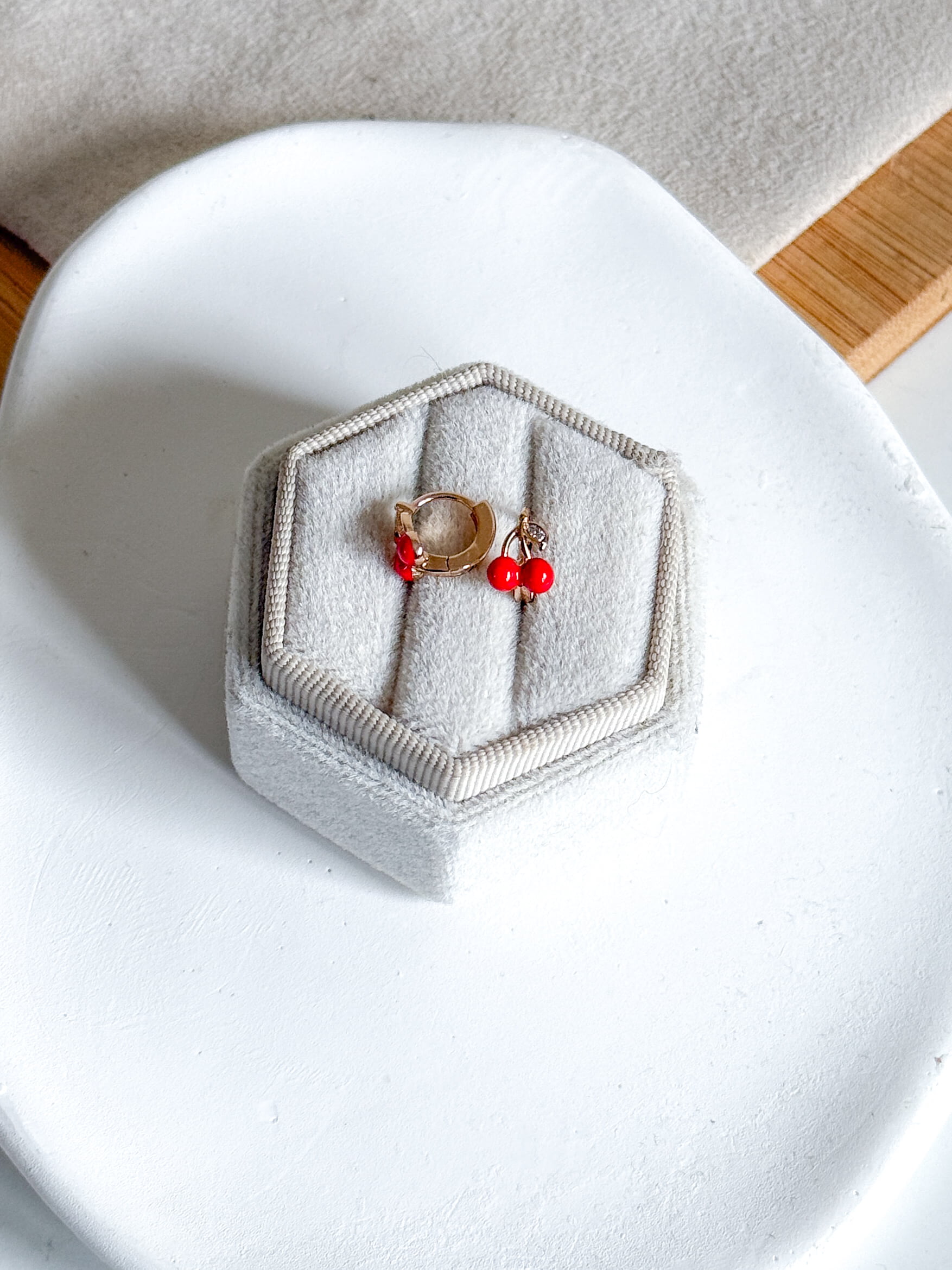 Kolczyki wisienki małe emaliowane - obrazek 2