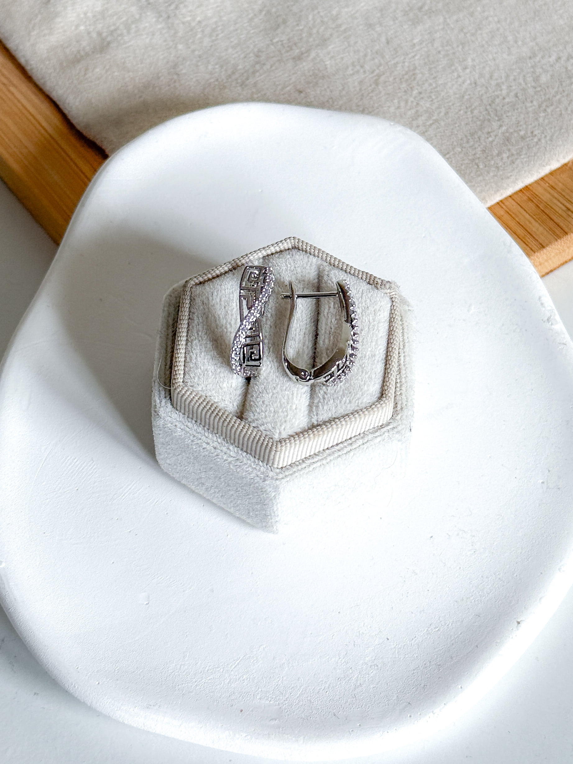 Kolczyki grecki wzór w kolorze srebrnym - obrazek 2