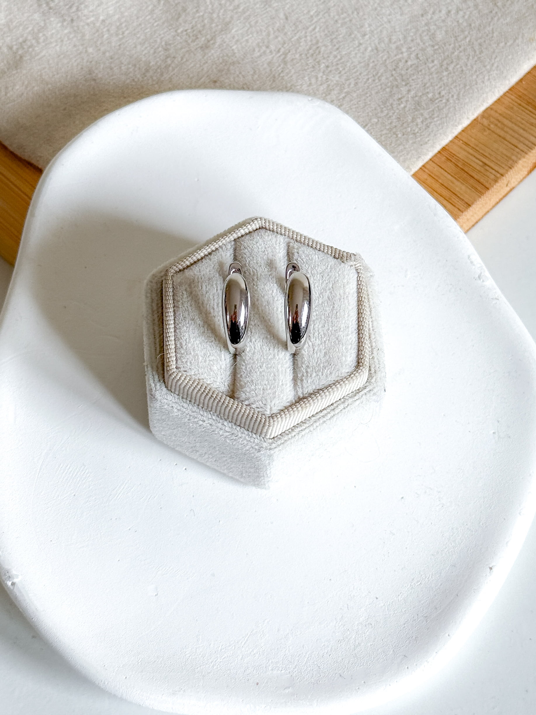 Kolczyki subtelne odwrócone łezki w kolorze srebrnym - obrazek 2