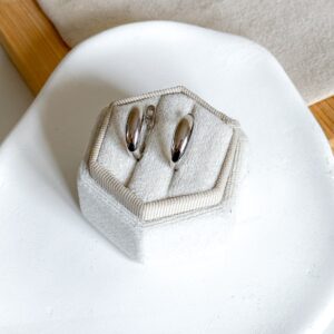 Kolczyki subtelne odwrócone łezki w kolorze srebrnym