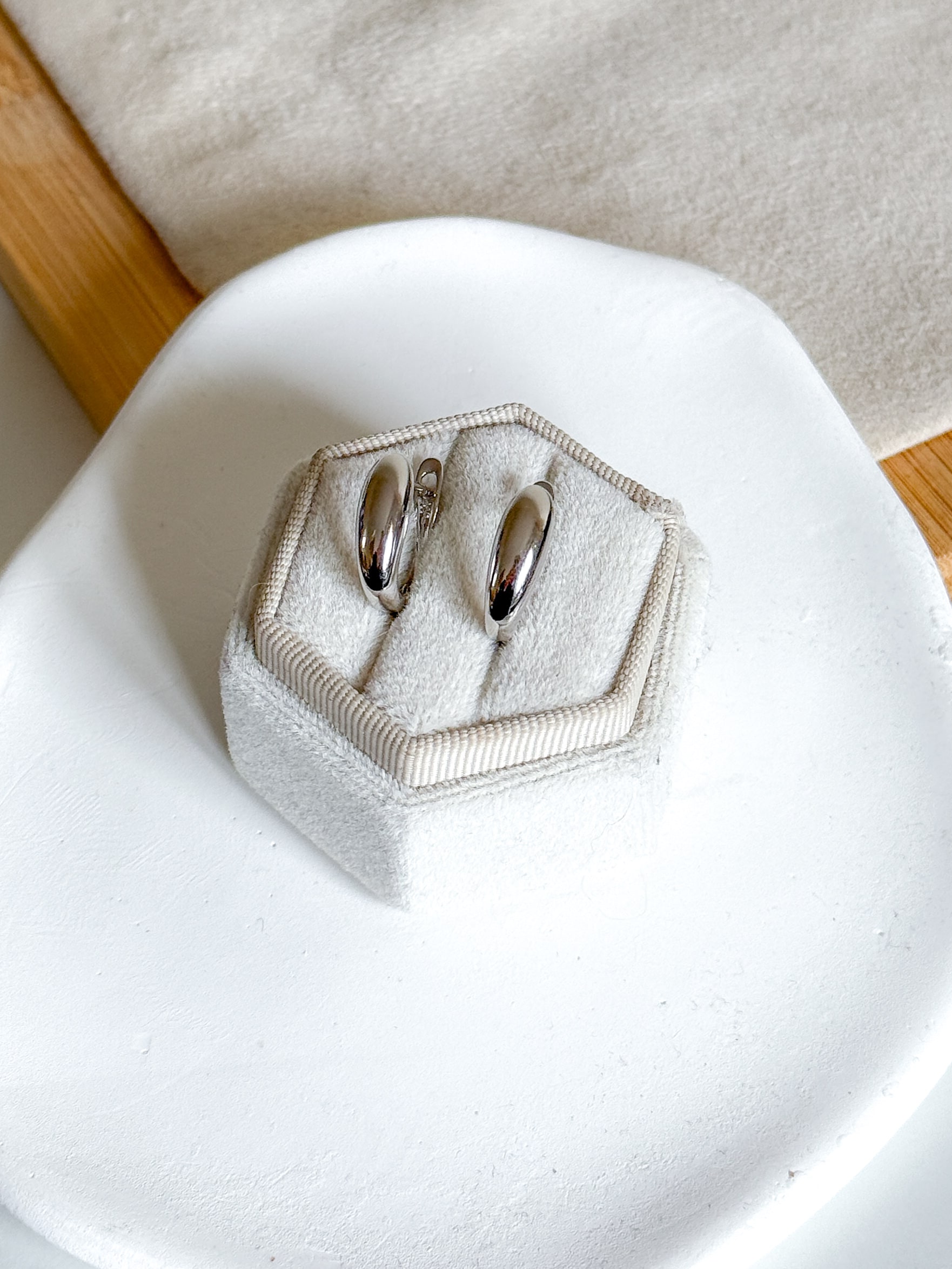 Kolczyki subtelne odwrócone łezki w kolorze srebrnym