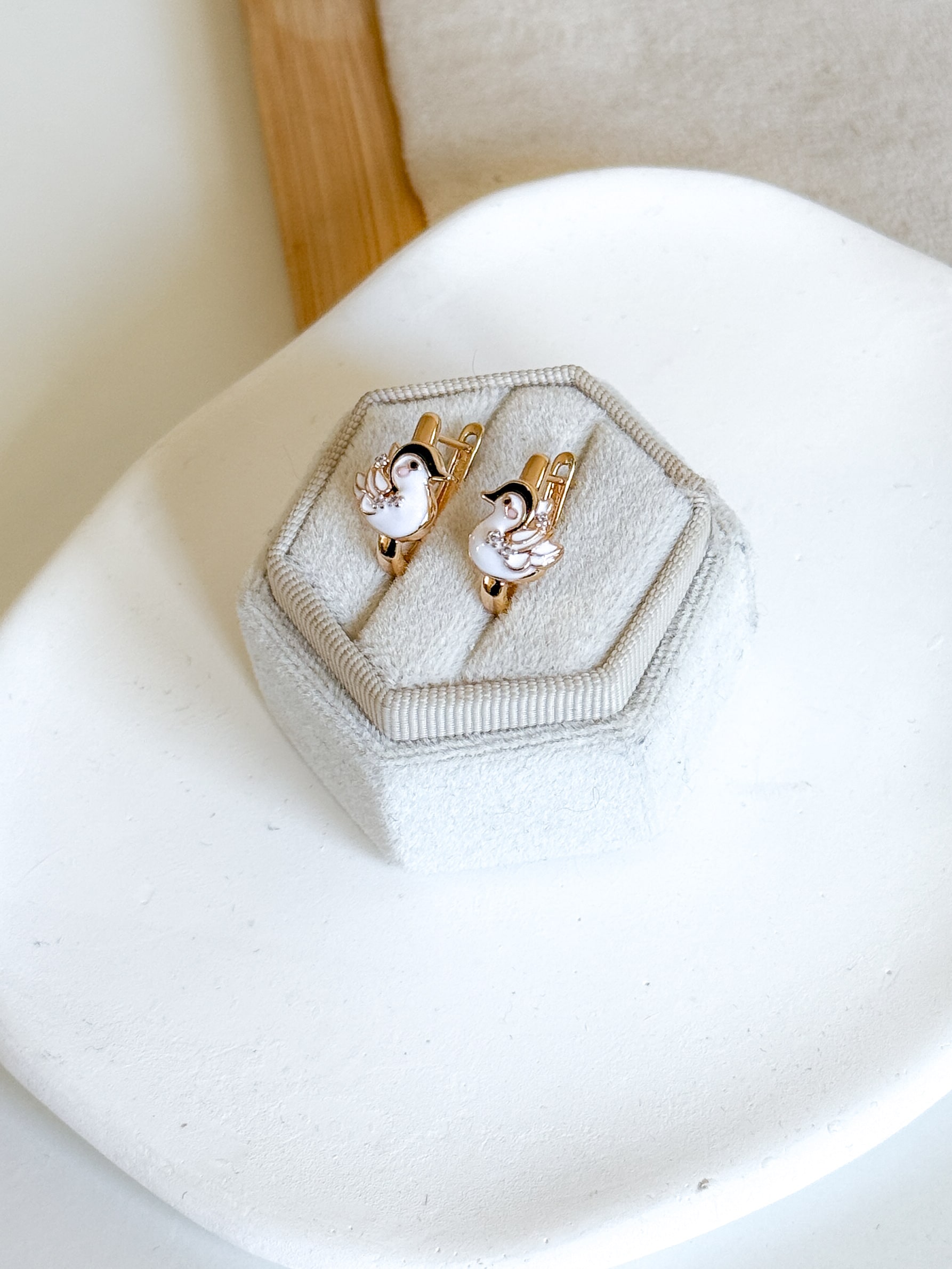 Kolczyki dziecięce łabędzie emaliowane - obrazek 2