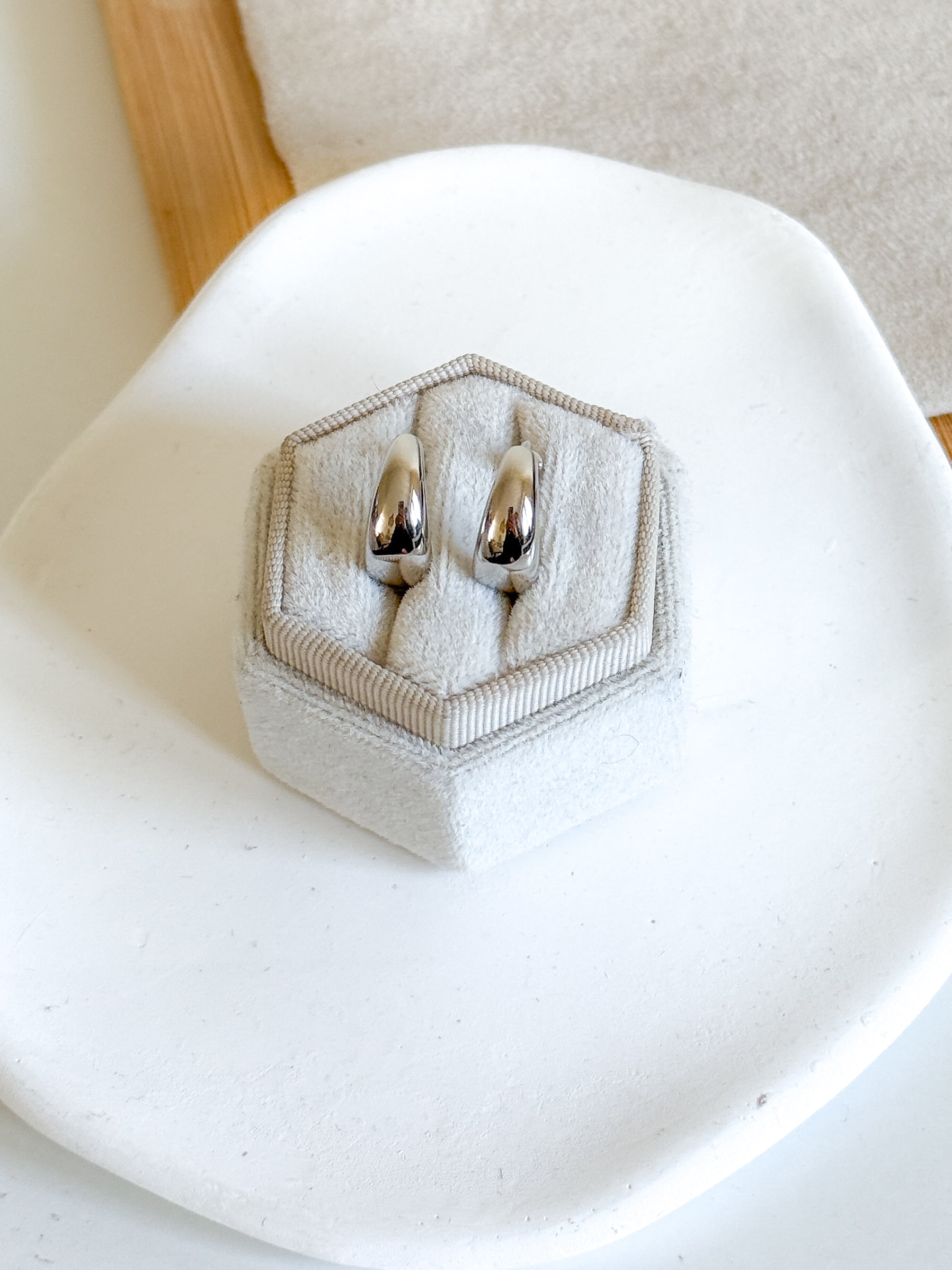 Kolczyki HIT sezonu koszyczki gładkie średnie w kolorze srebrnym