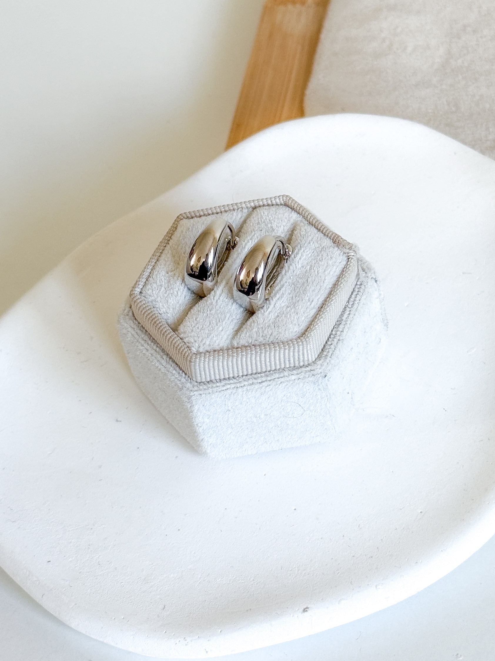 Kolczyki HIT sezonu koszyczki gładkie średnie w kolorze srebrnym - obrazek 2