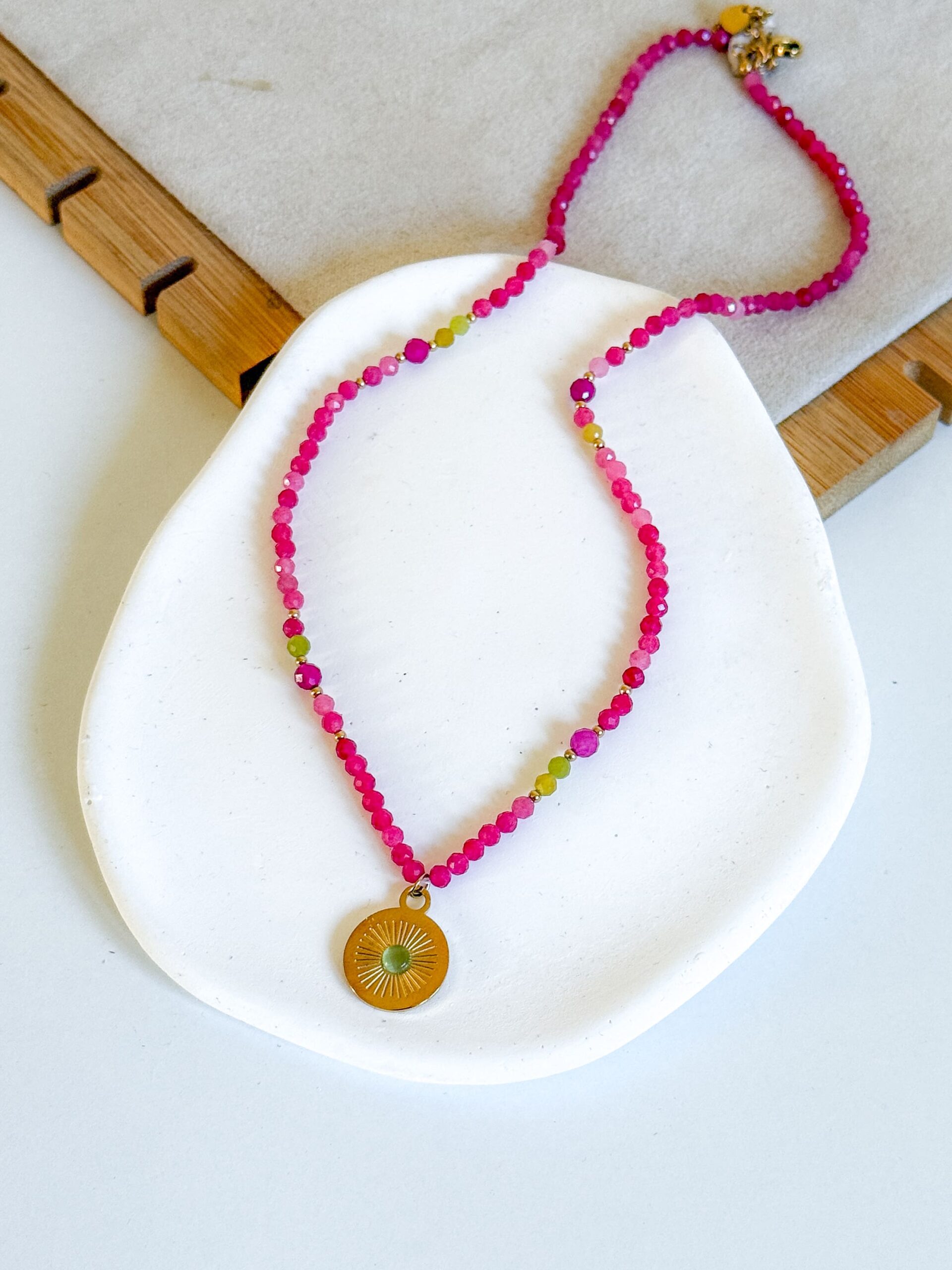 Naszyjnik z Jadeitów fuksjowych z blaszką różą wiatrów - obrazek 2