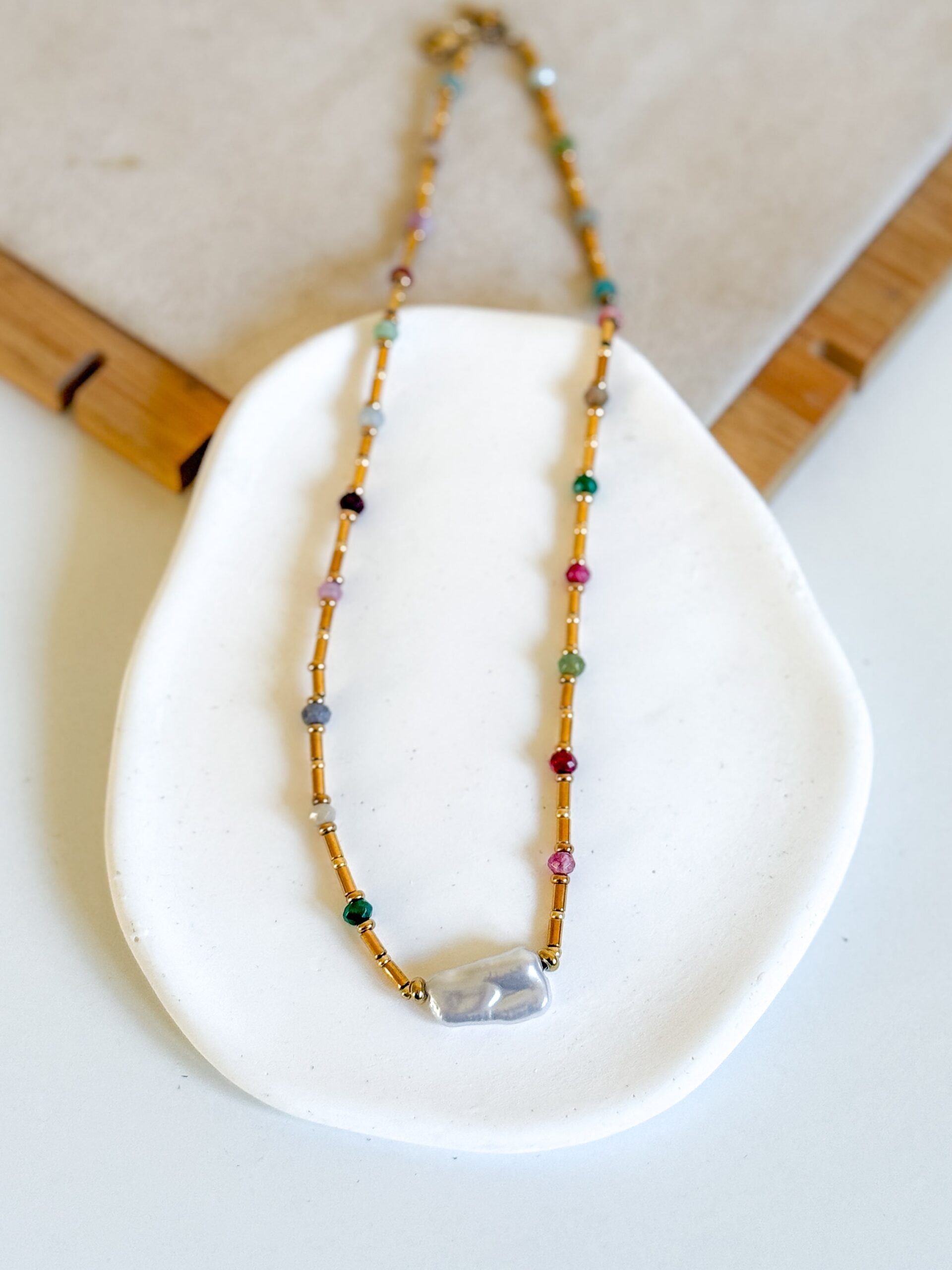 Naszyjnik choker złote elementy kolorowe kamienie perła - obrazek 2