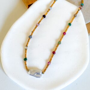 Naszyjnik choker złote elementy kolorowe kamienie perła