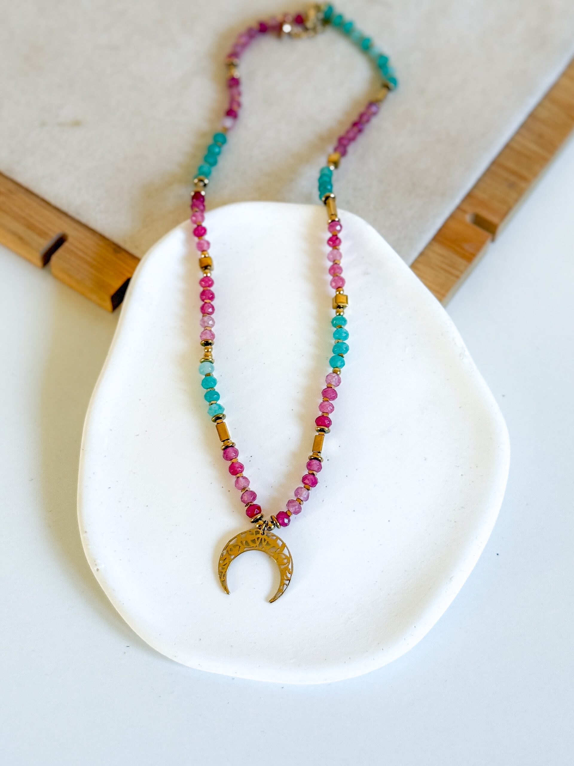 Naszyjnik choker fuksjowe i turkusowej kamienie Jadeity - obrazek 3