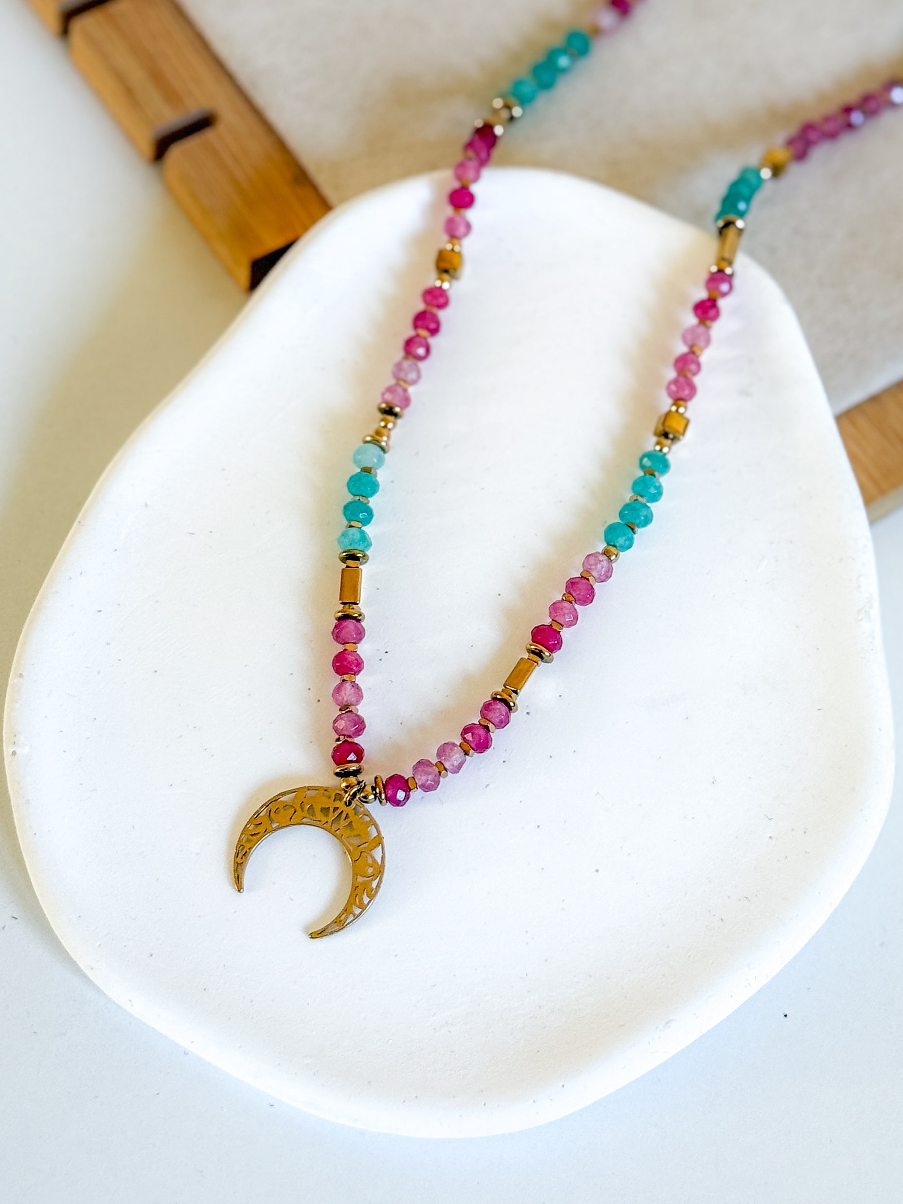 Naszyjnik choker fuksjowe i turkusowej kamienie Jadeity - obrazek 2