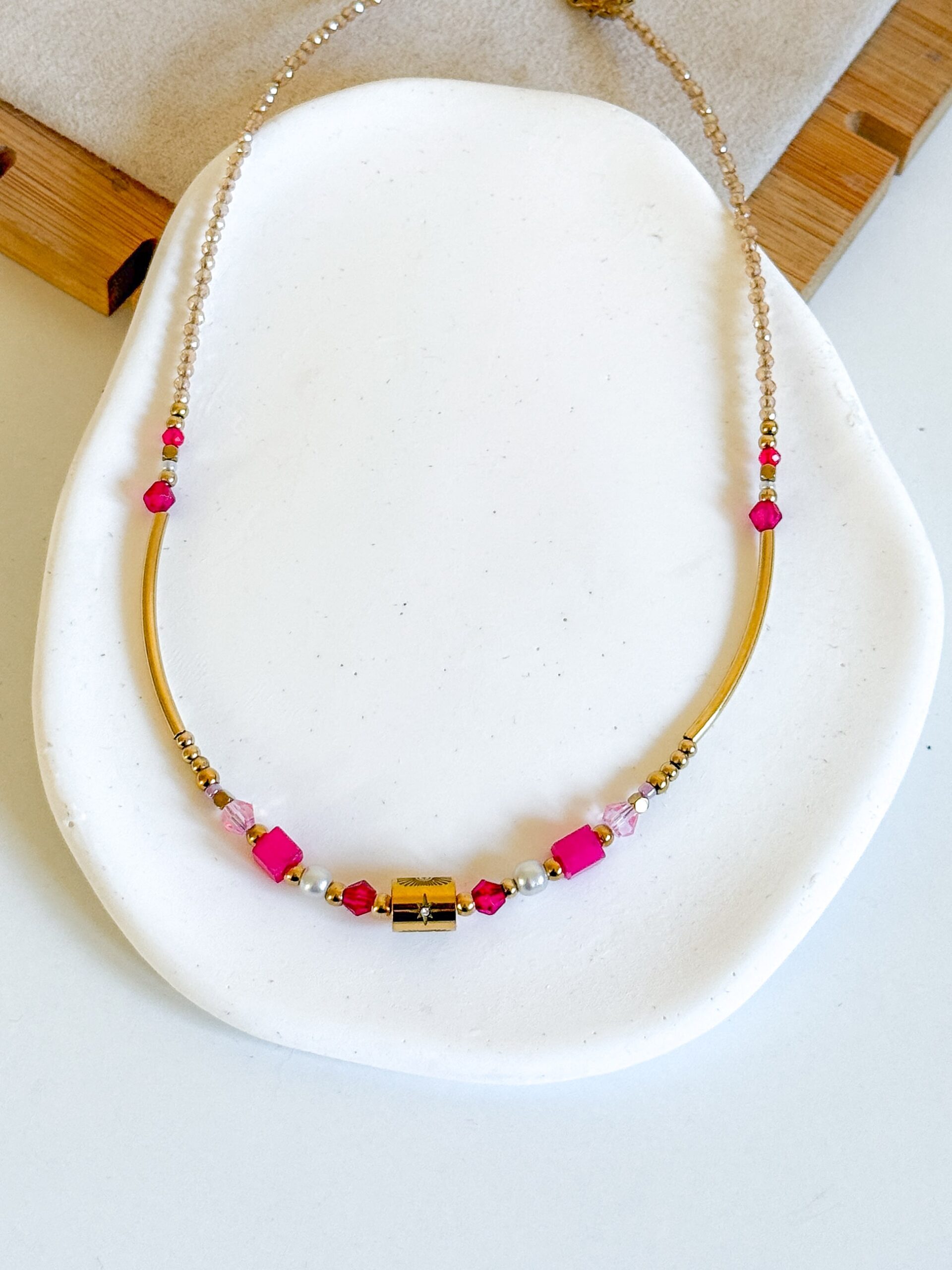 Naszyjnik choker beż fuksja róża wiatrów