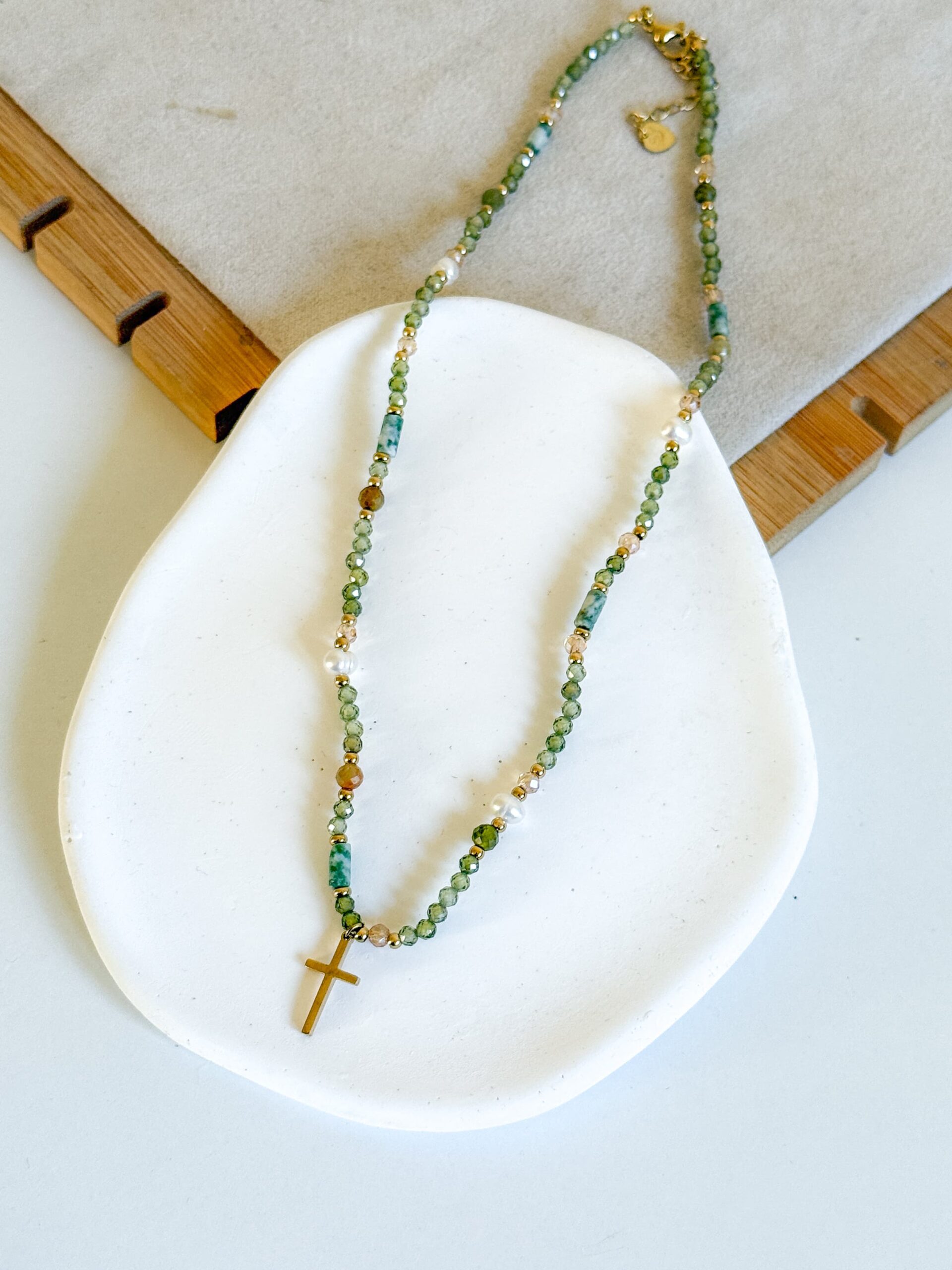 Naszyjnik choker kamienie zieleń perły krzyżyk - obrazek 2