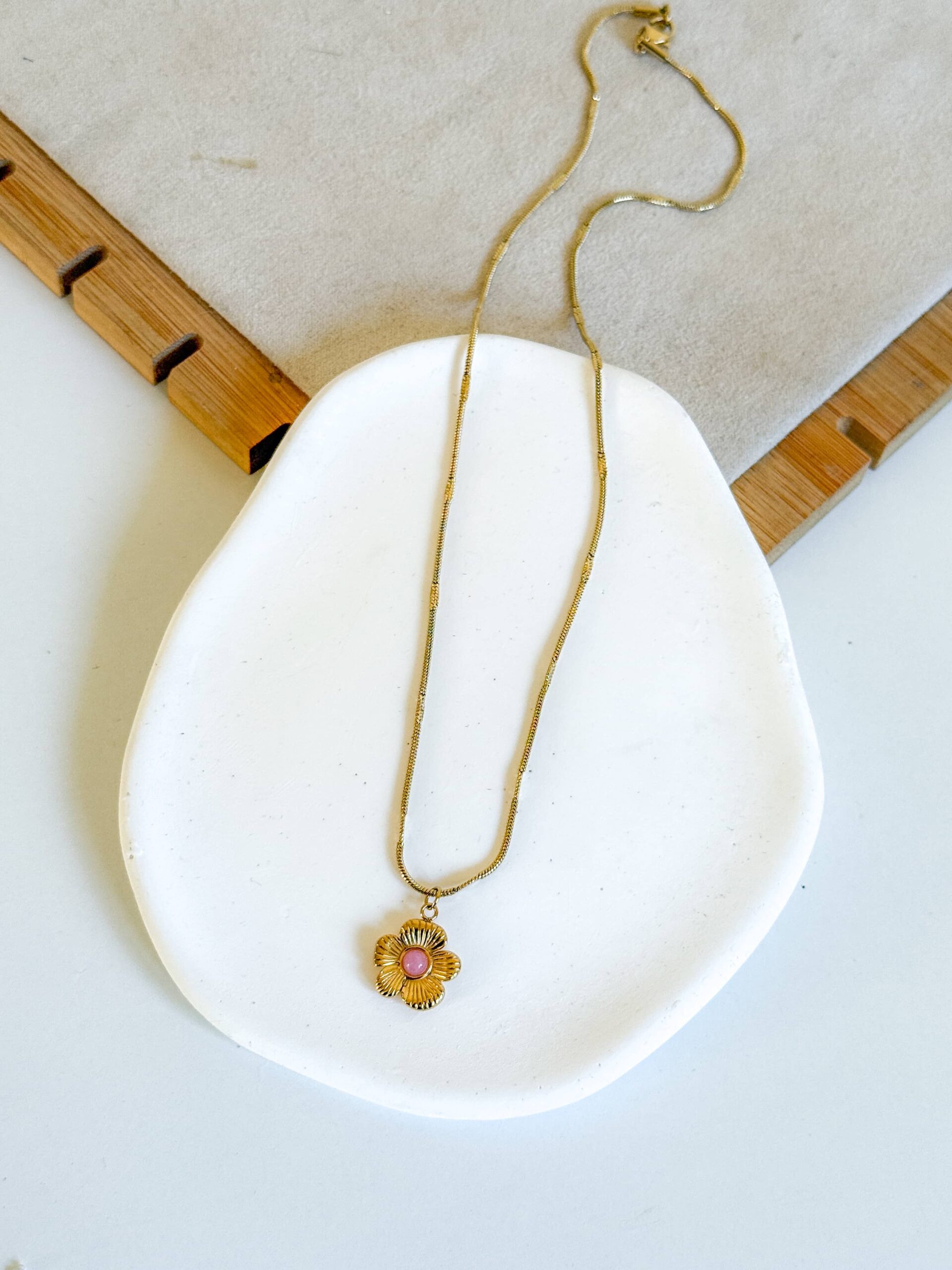 Ręcznie wykonany naszyjnik kwiatek kamień jadeit różowy