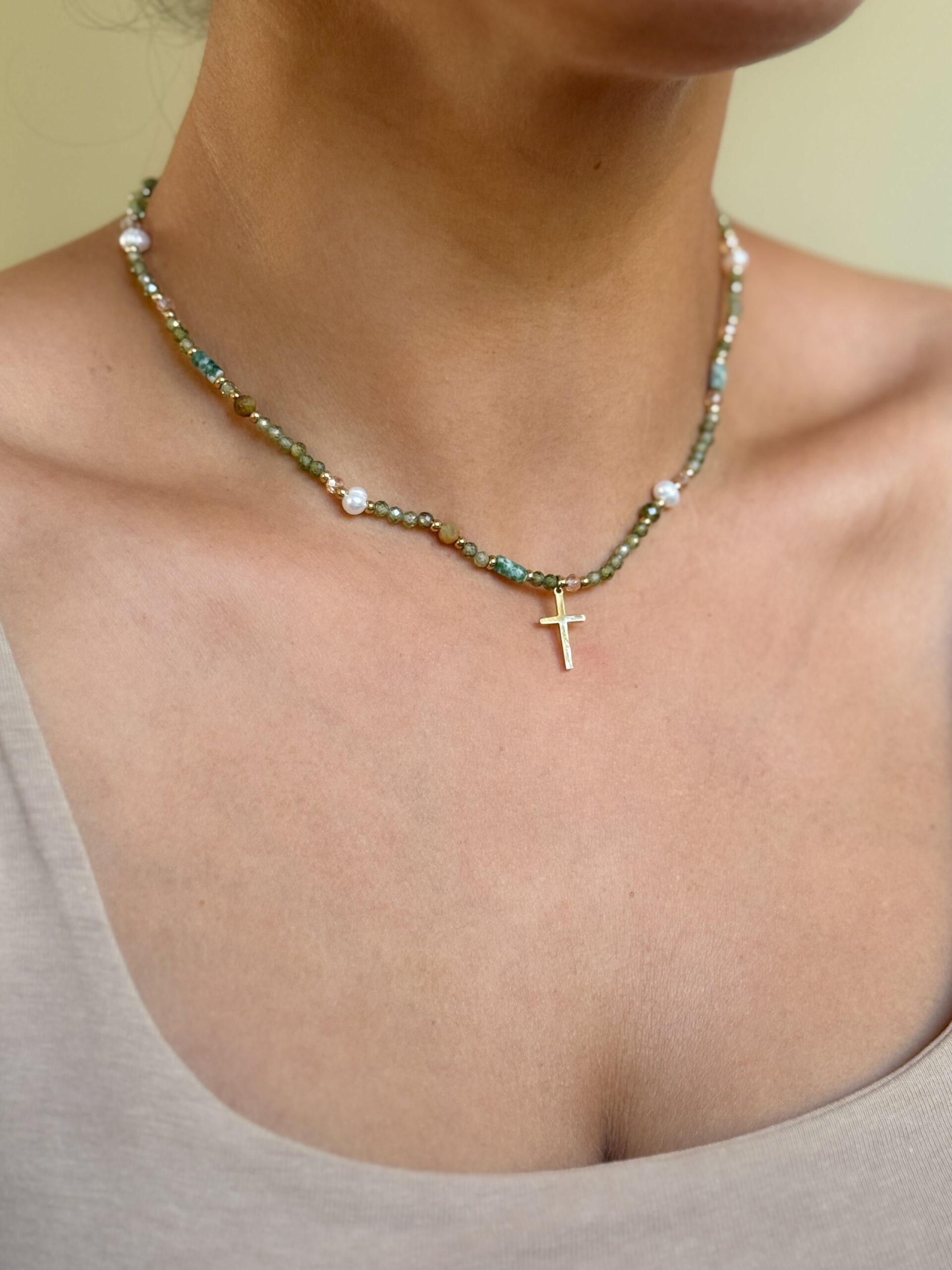 Naszyjnik choker kamienie zieleń perły krzyżyk