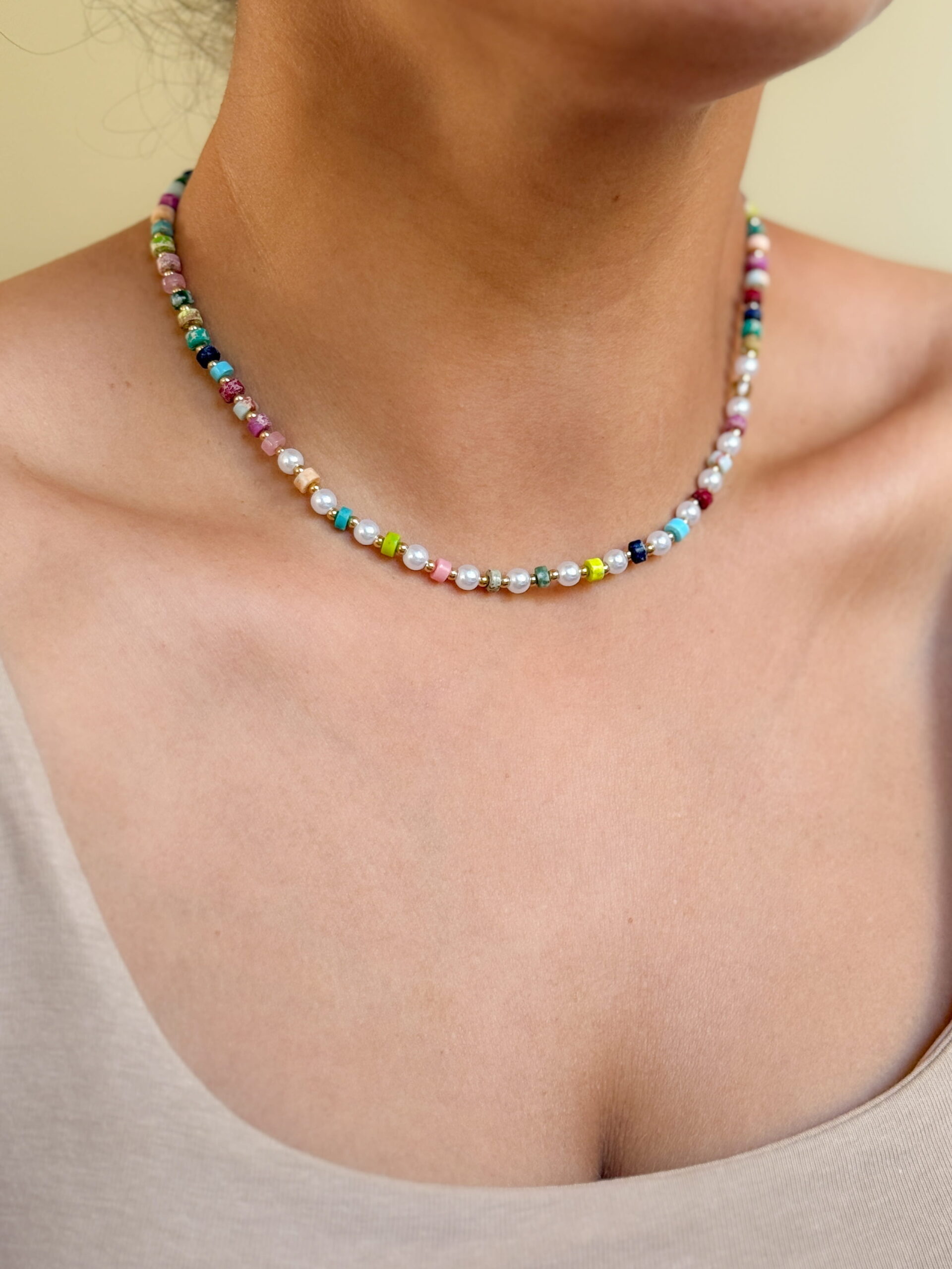 Naszyjnik choker złote kamienie Howlit perły