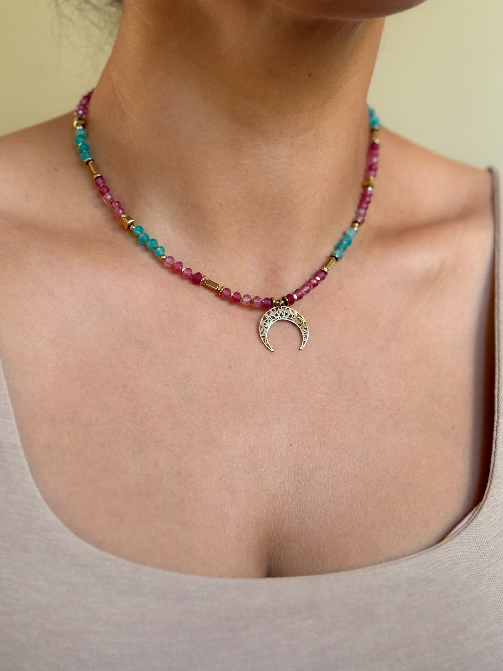 Naszyjnik choker fuksjowe i turkusowej kamienie Jadeity