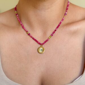 Naszyjnik z Jadeitów fuksjowych z blaszką różą wiatrów