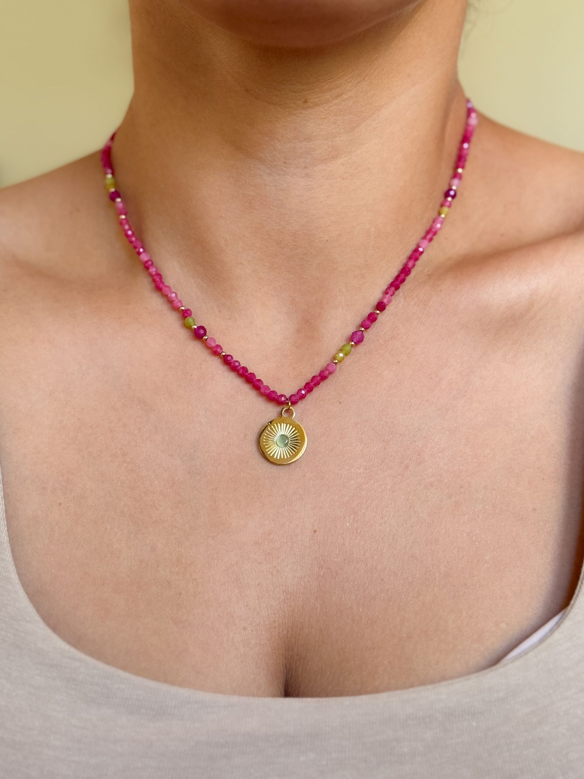 Naszyjnik z Jadeitów fuksjowych z blaszką różą wiatrów