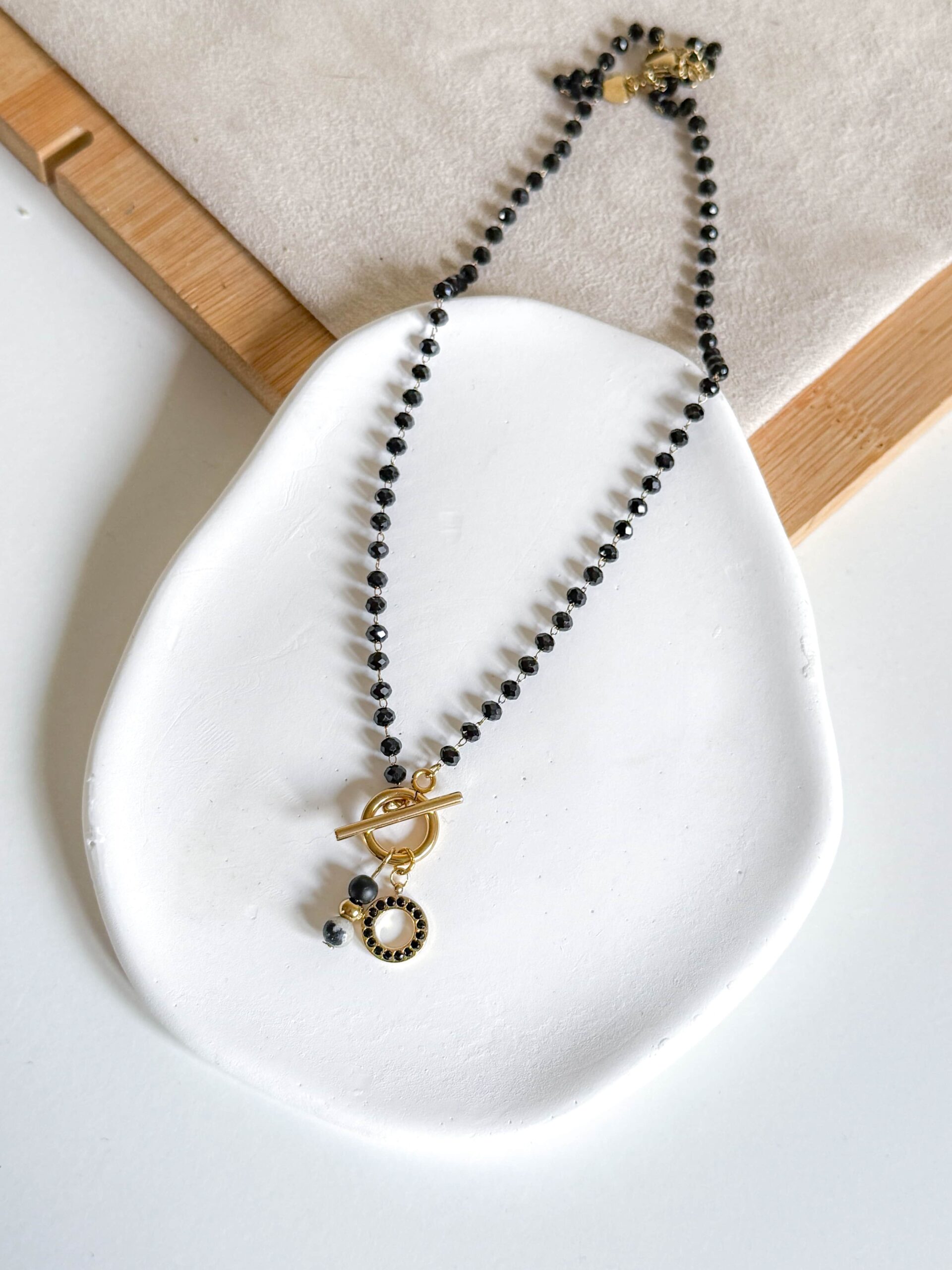 Ręcznie wykonany naszyjnik czarne koraliki jaspis dalmatyński okrąg - obrazek 2