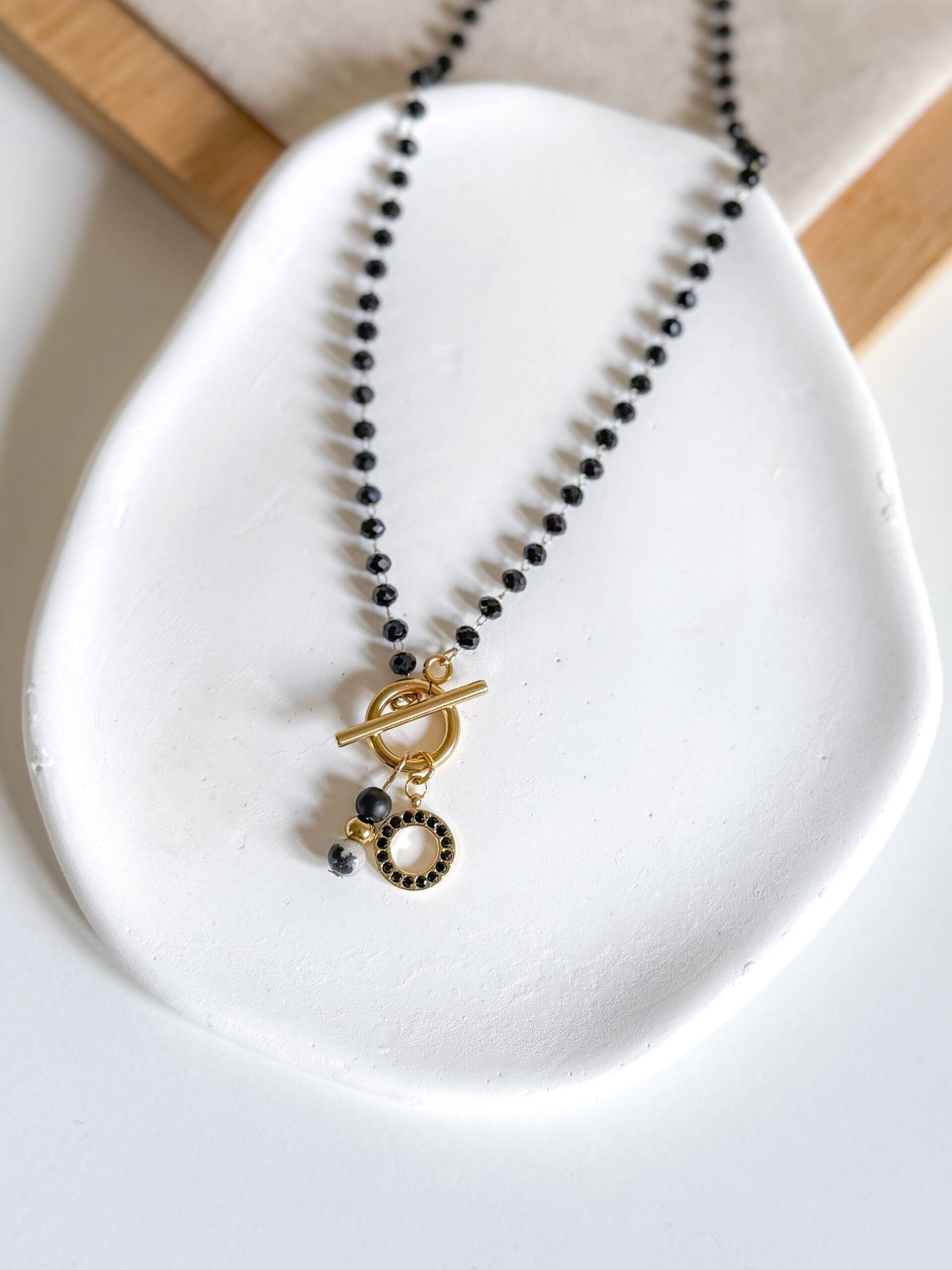 Ręcznie wykonany naszyjnik czarne koraliki jaspis dalmatyński okrąg