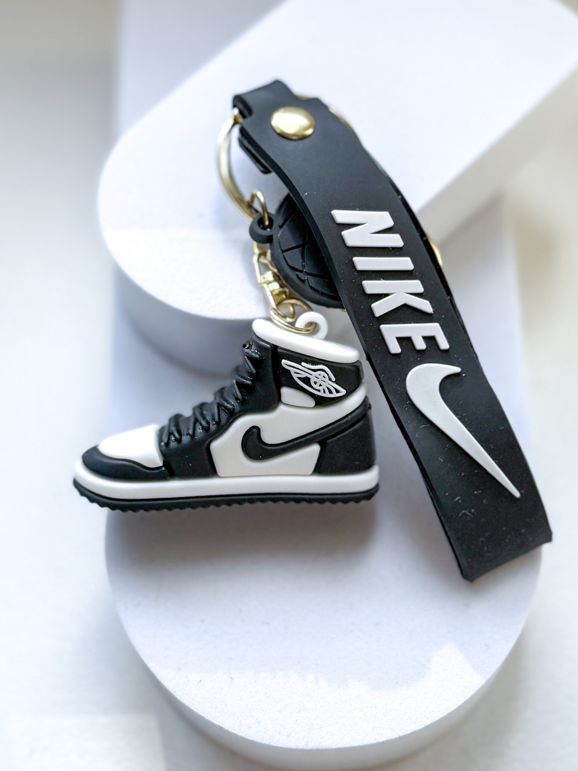 Brelok but czarny no.1