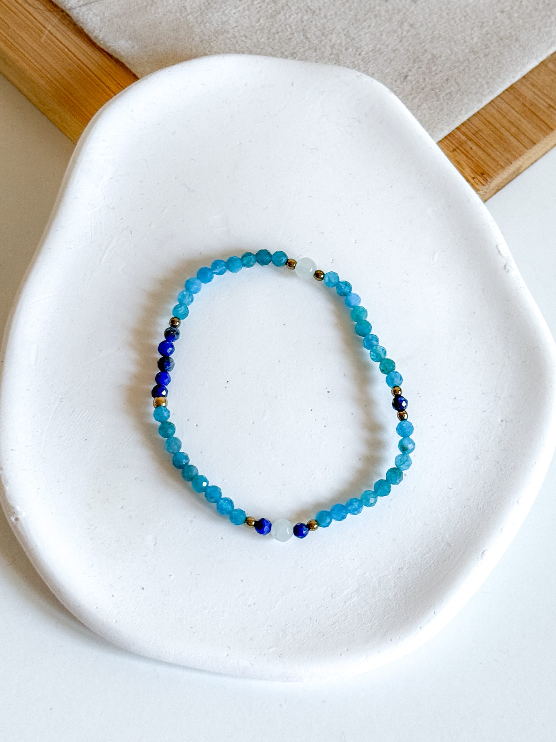 Bransoletka na gumce ręcznie robiona kamienie Apatyt - obrazek 3