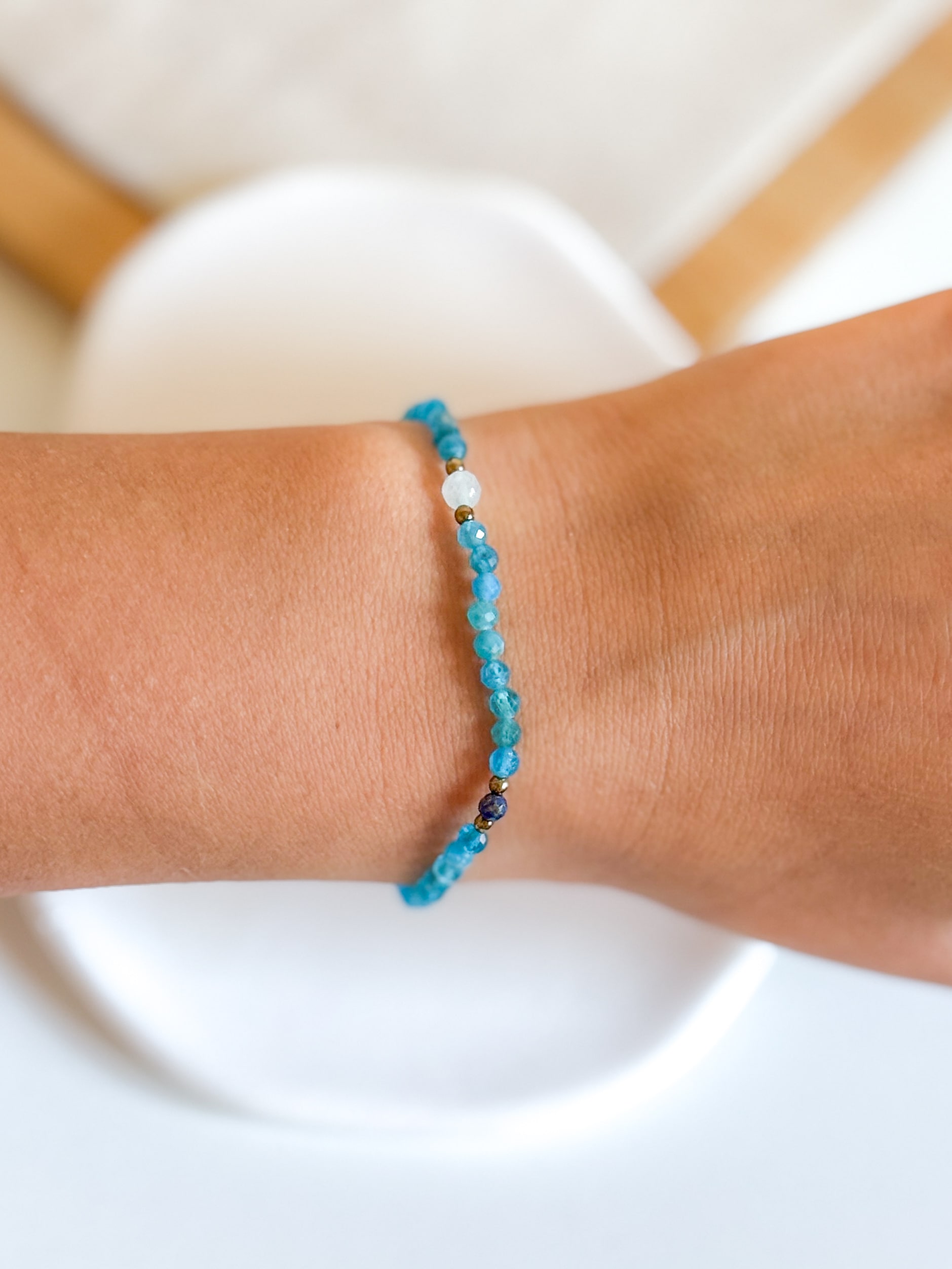 Bransoletka na gumce ręcznie robiona kamienie Apatyt - obrazek 2