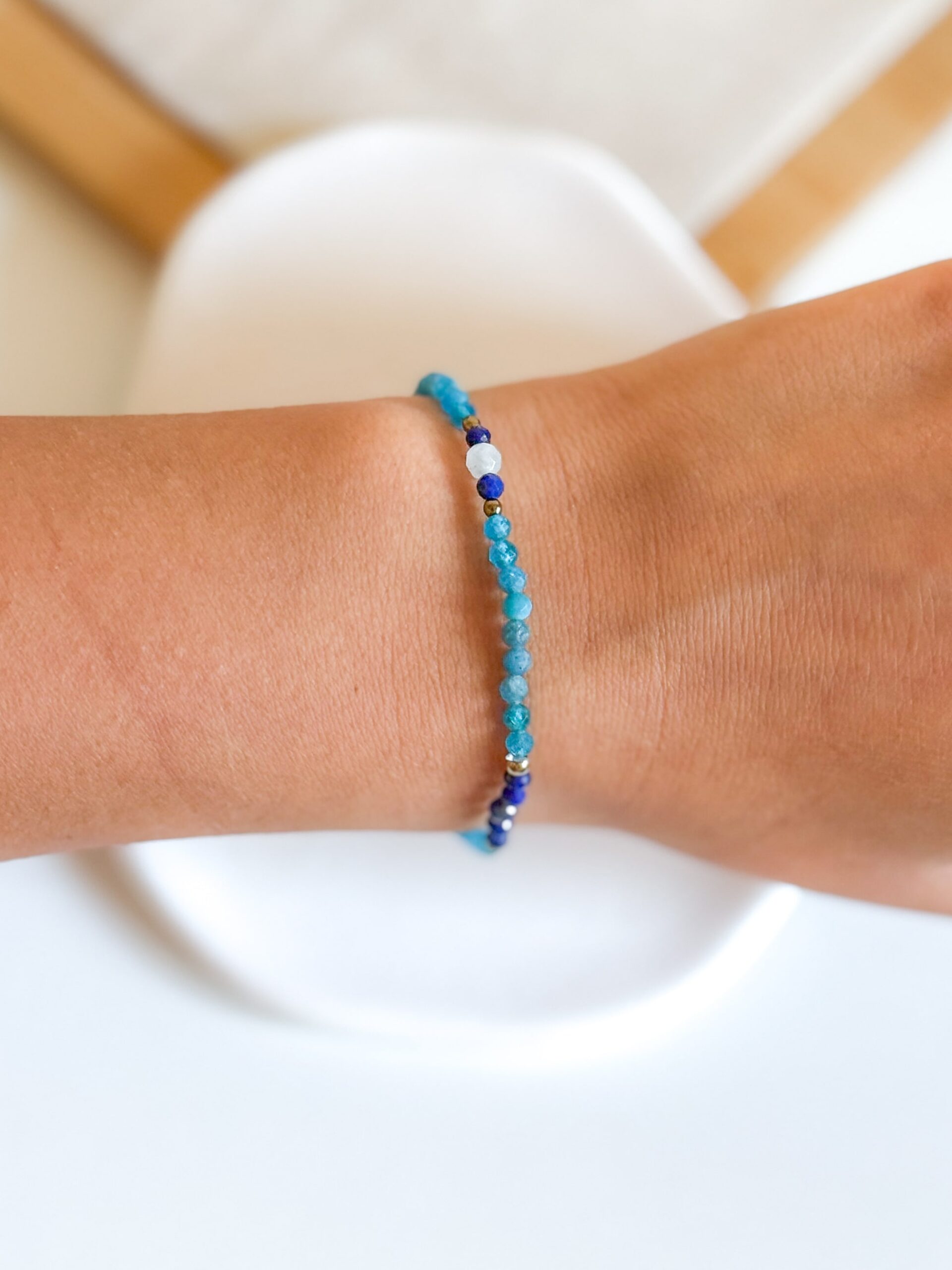 Bransoletka na gumce ręcznie robiona kamienie Apatyt