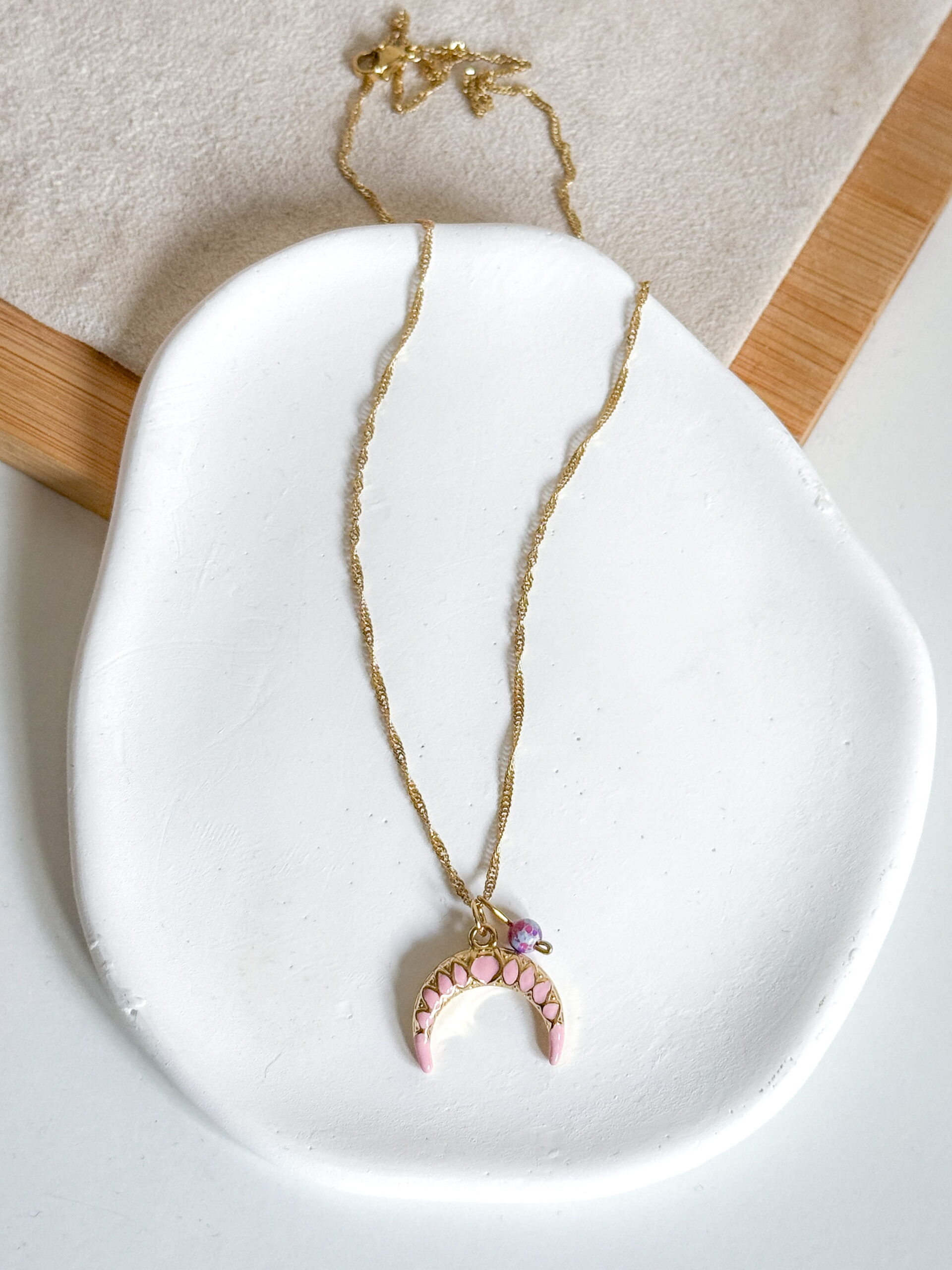 Naszyjnik księżyc emaliowany różowy kamień jaspis cesarski - obrazek 2