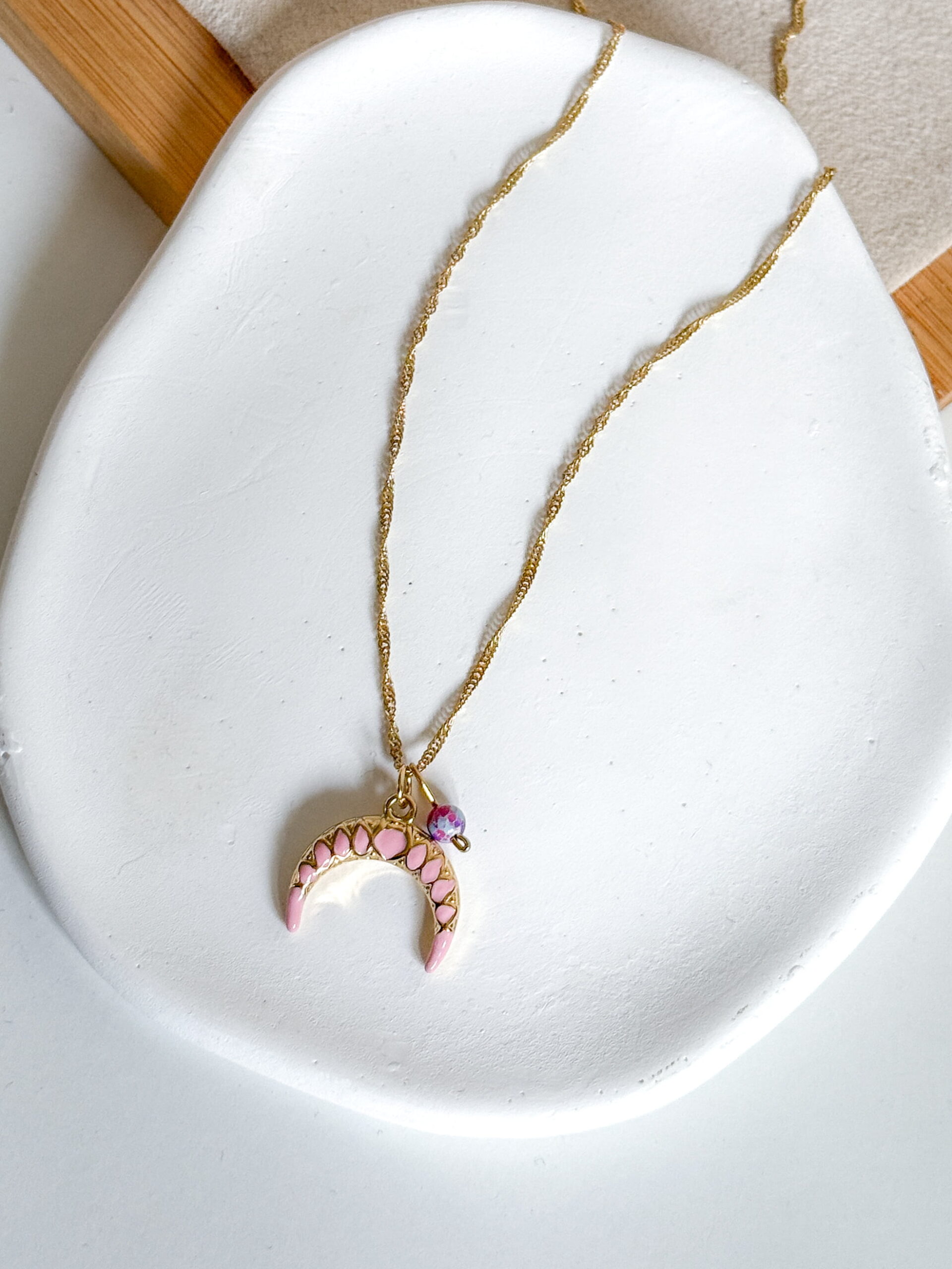 Naszyjnik księżyc emaliowany różowy kamień jaspis cesarski