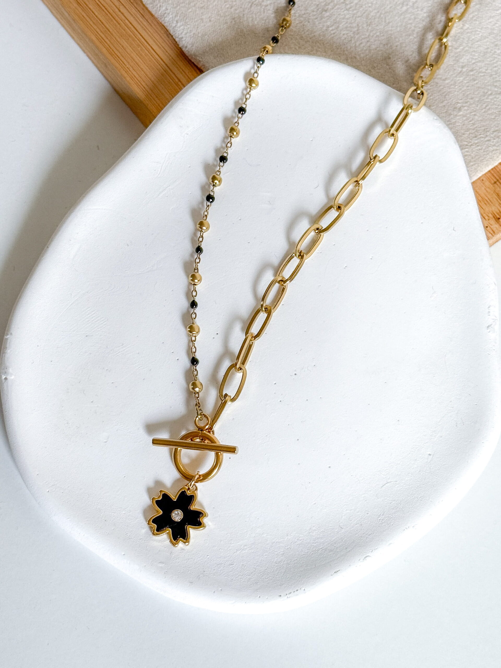 Naszyjnik choker pół na pół czarne koraliki koniczynka