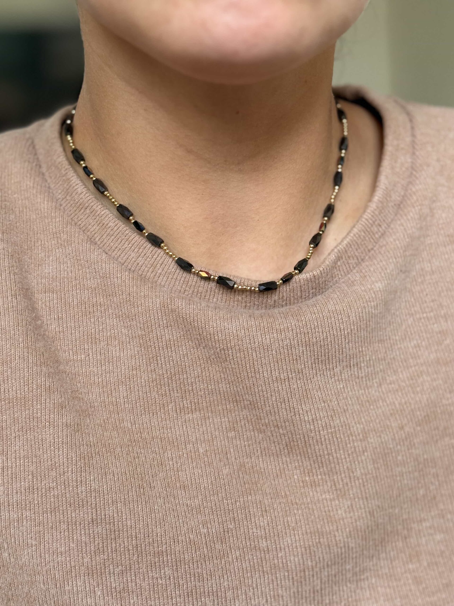 Naszyjnik choker jesienne ciemne koraliki podłużne - obrazek 3