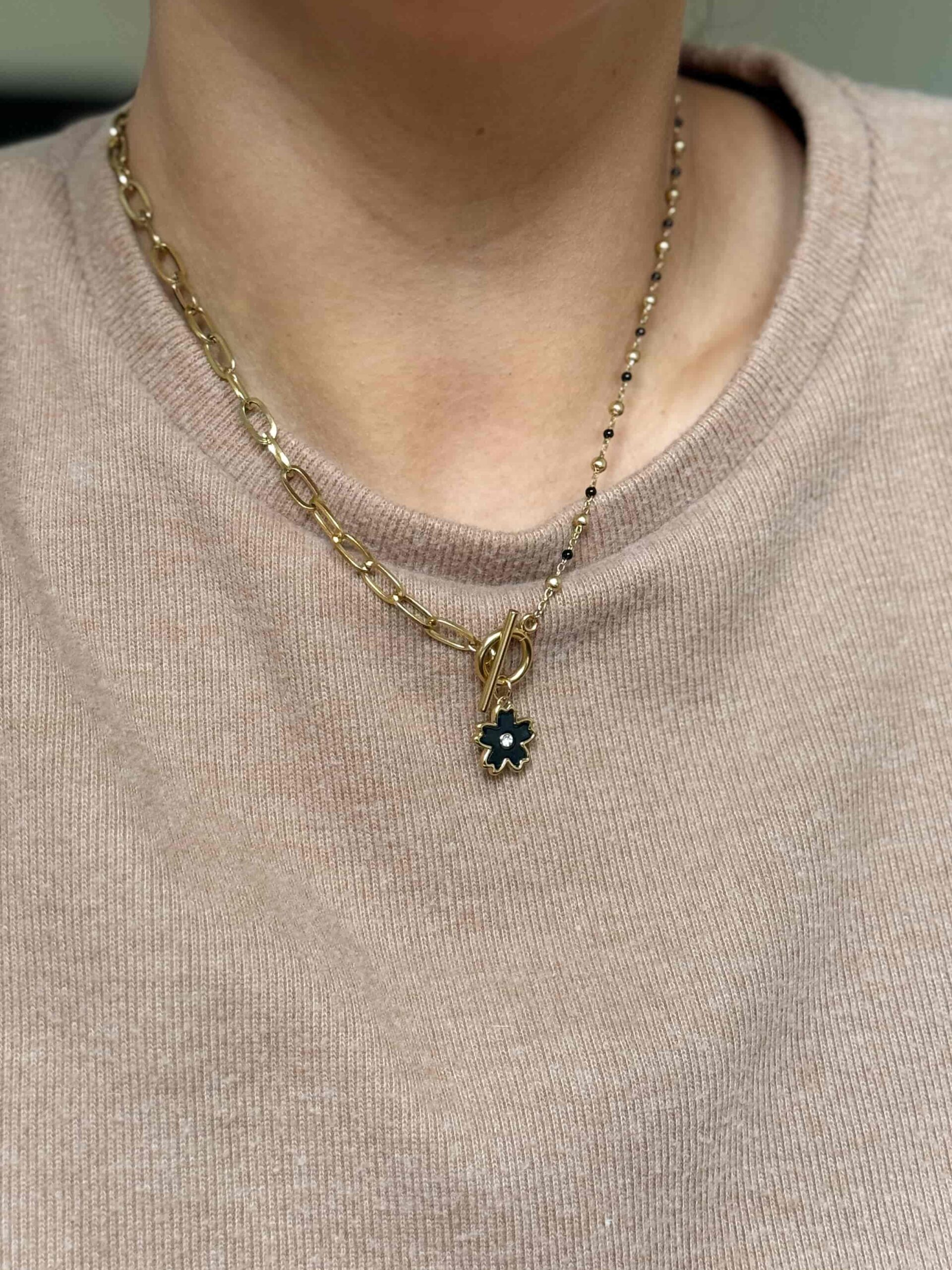 Naszyjnik choker pół na pół czarne koraliki koniczynka - obrazek 3