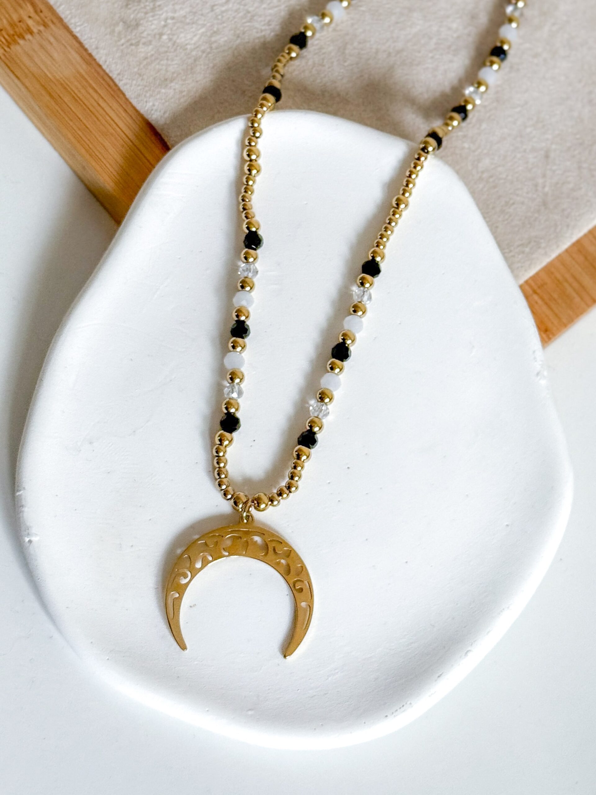 Naszyjnik koraliki białe czarne duży ażurowy księżyc