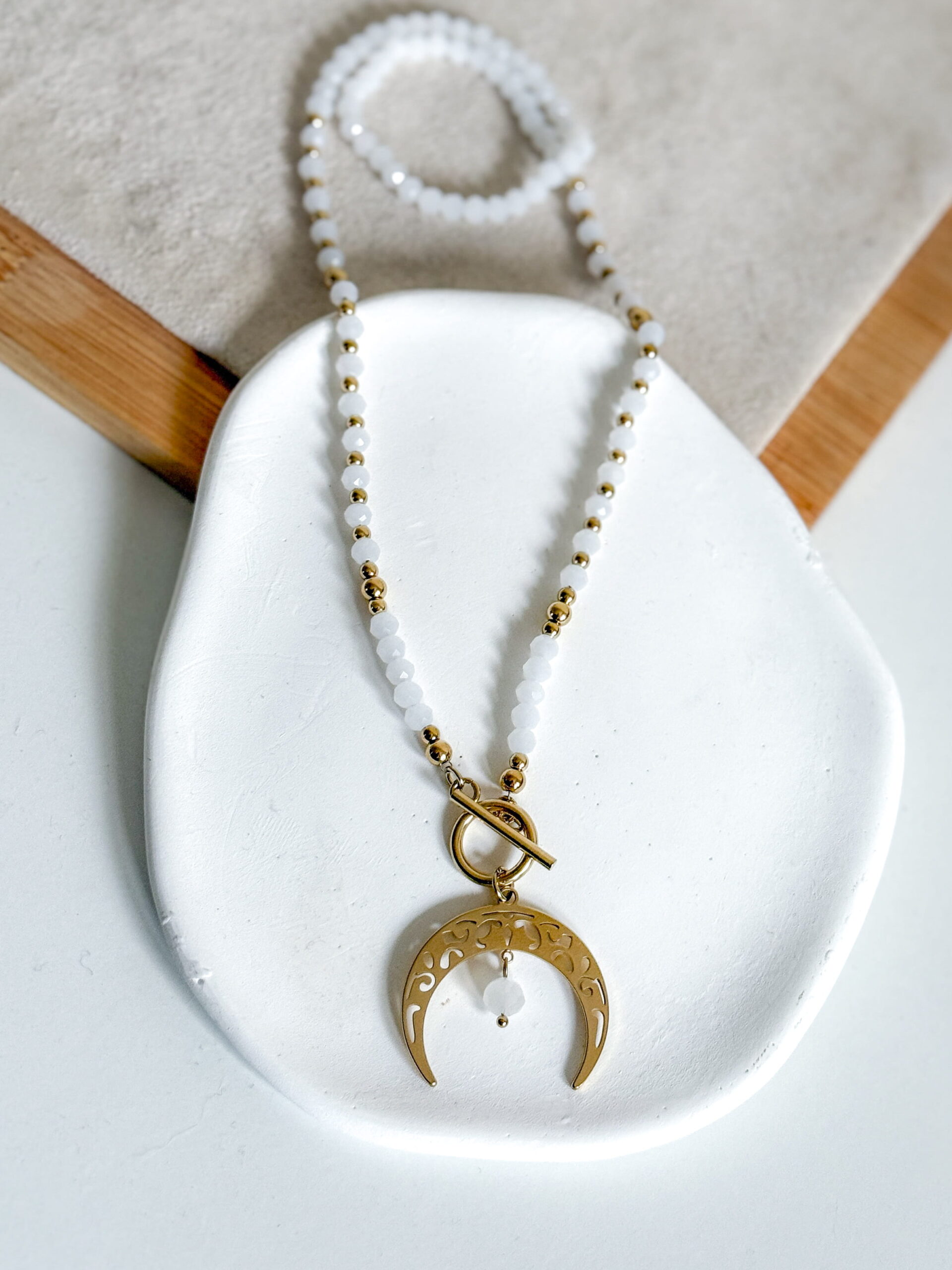 Naszyjnik koraliki białe duży ażurowy księżyc - obrazek 2