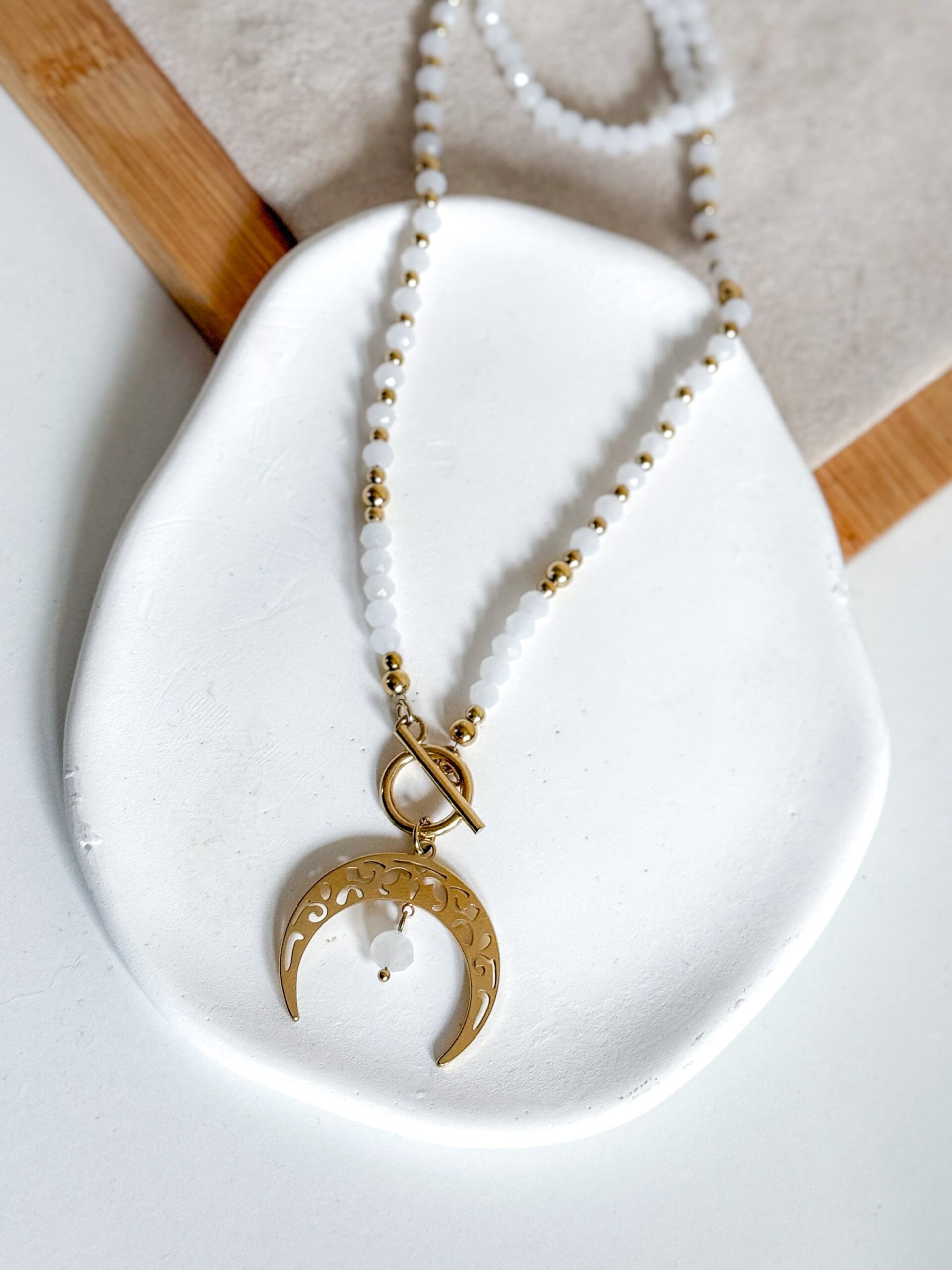 Naszyjnik koraliki białe duży ażurowy księżyc