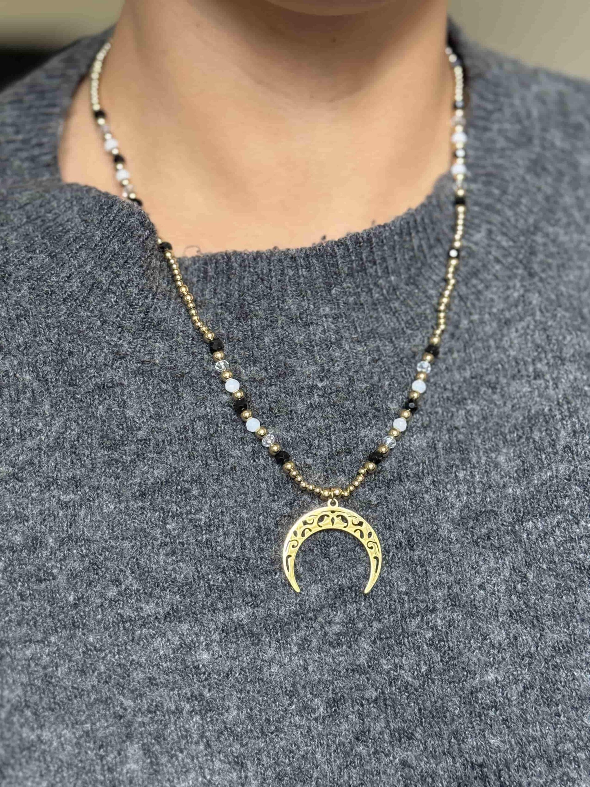 Naszyjnik koraliki białe czarne duży ażurowy księżyc - obrazek 3